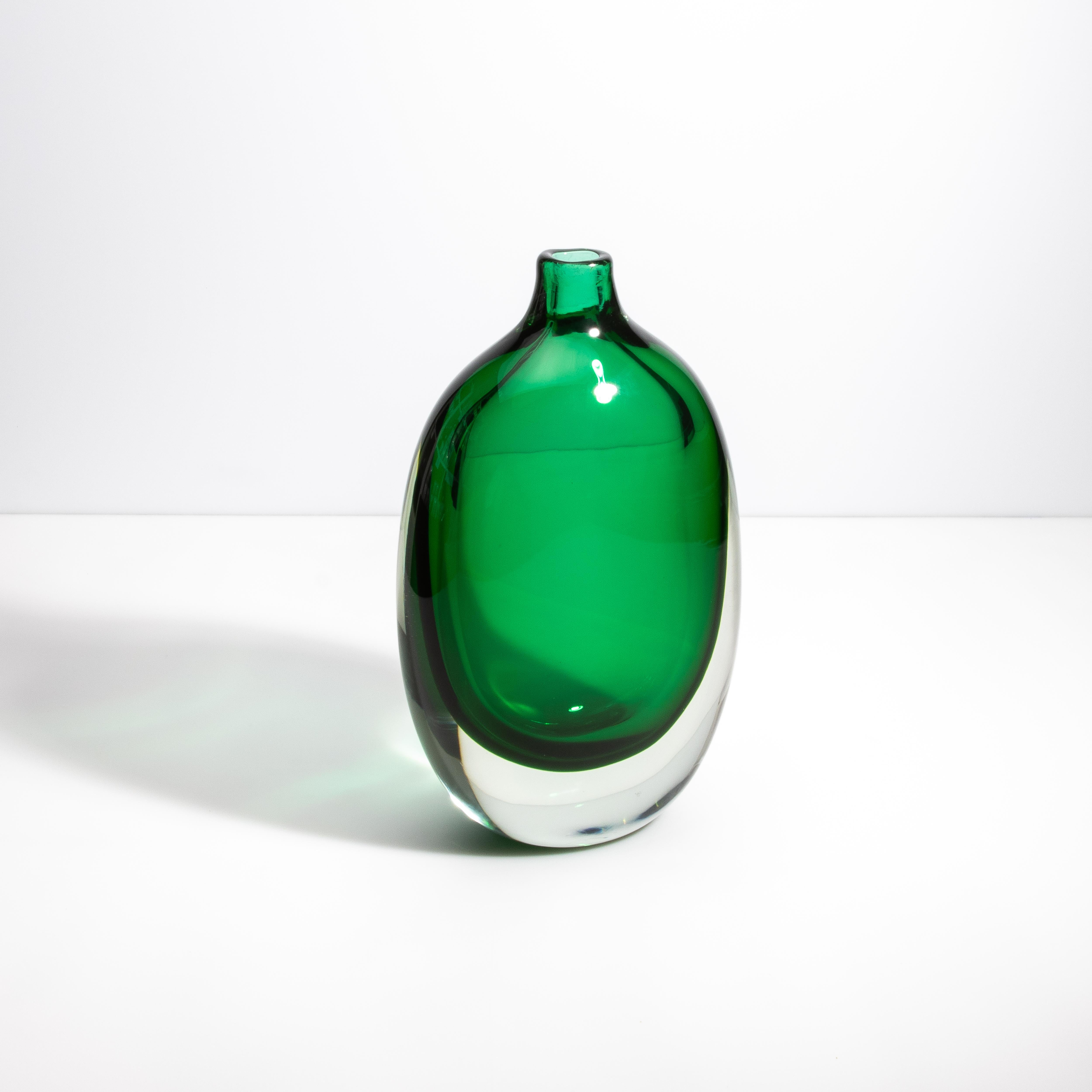 Il vaso Sommerso Esmerald è un esempio straordinario della ricca tradizione vetraria di Murano e della sua eccezionale maestria. La tecnica del Sommerso, perfezionata sull'isola di Murano, prevede la stratificazione del vetro all'interno di un