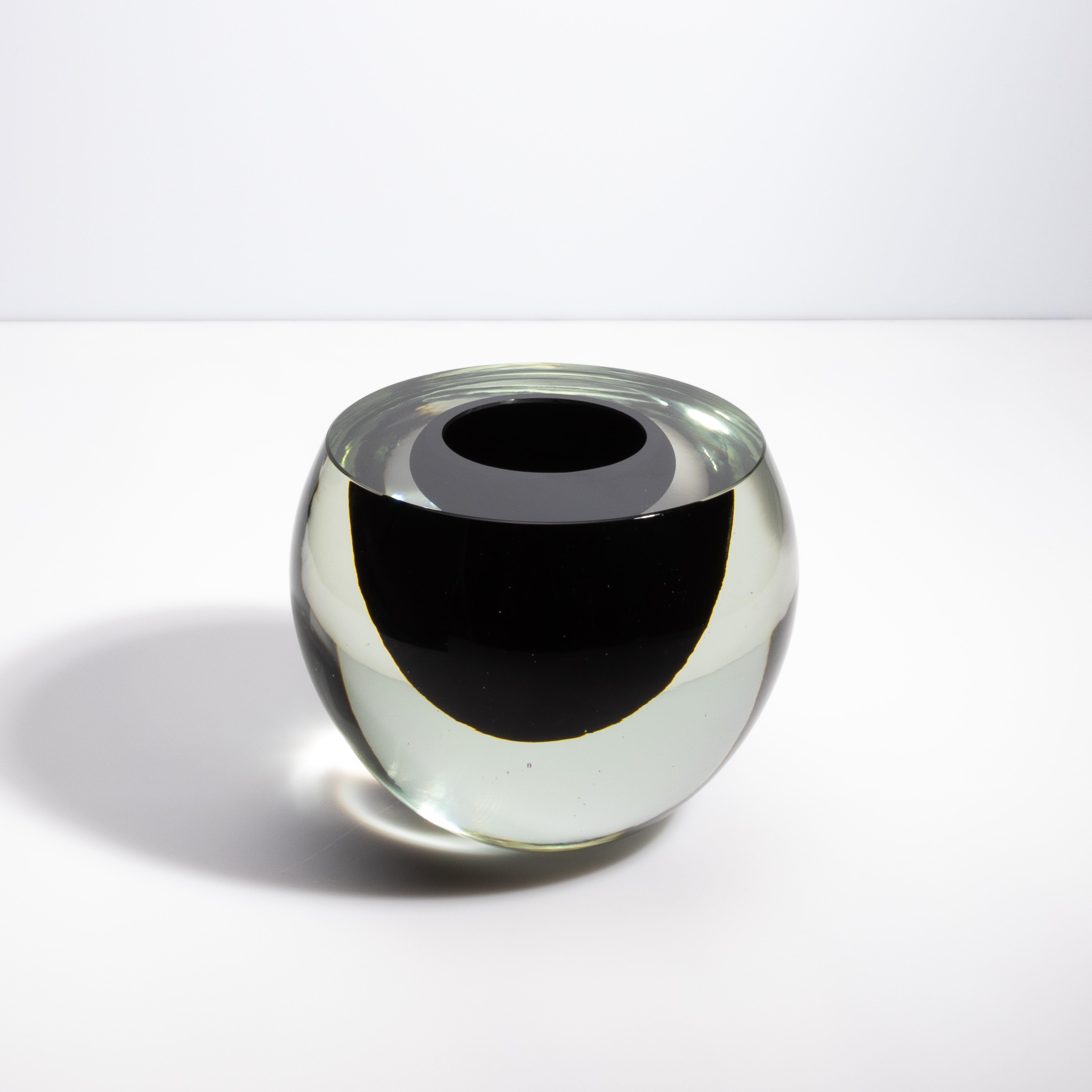 Moderno Vaso a sfera di Murano soffiato a mano, trasparente e nero onice, di grandi dimensioni in vendita