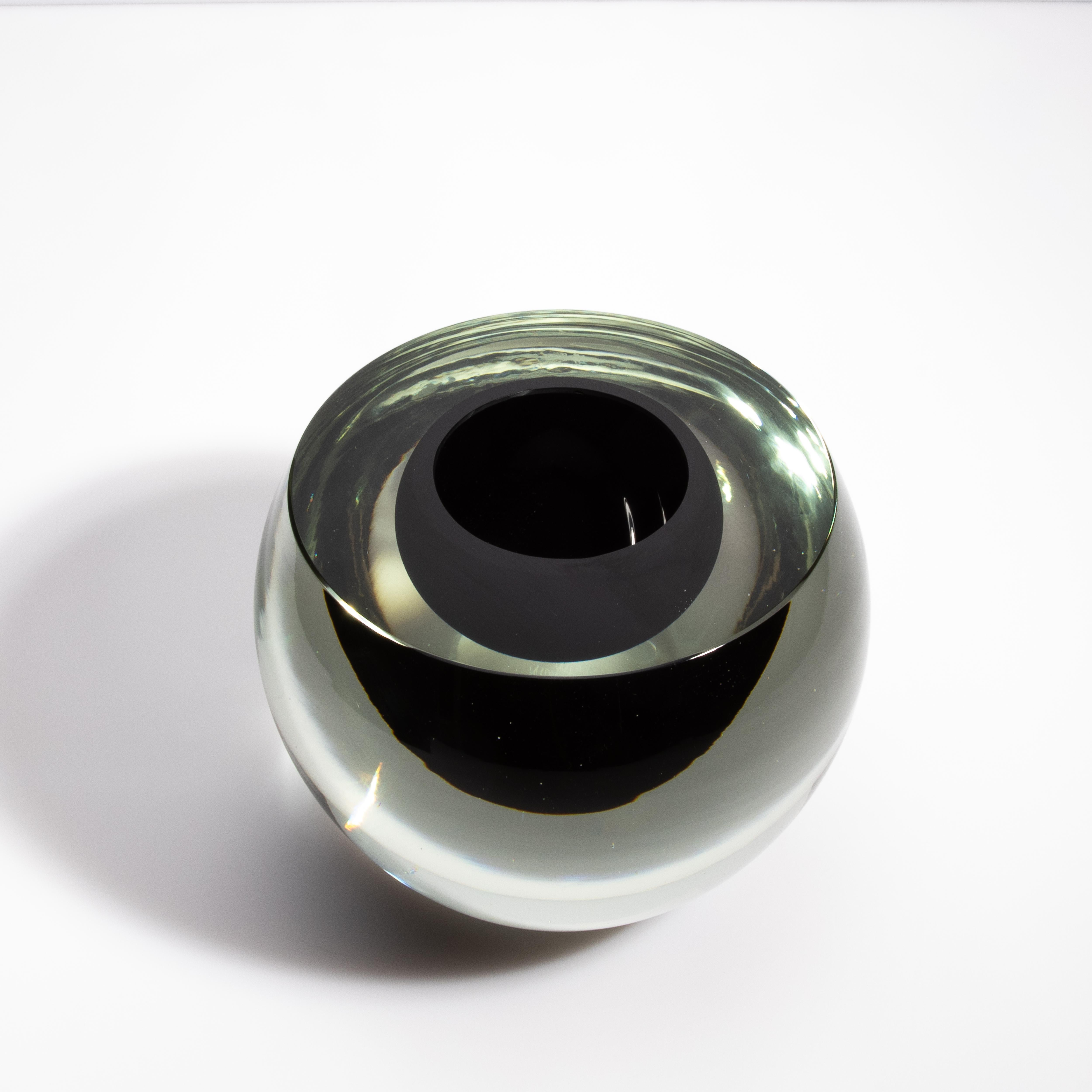 Italiano Vaso a sfera di Murano soffiato a mano, trasparente e nero onice, di grandi dimensioni in vendita