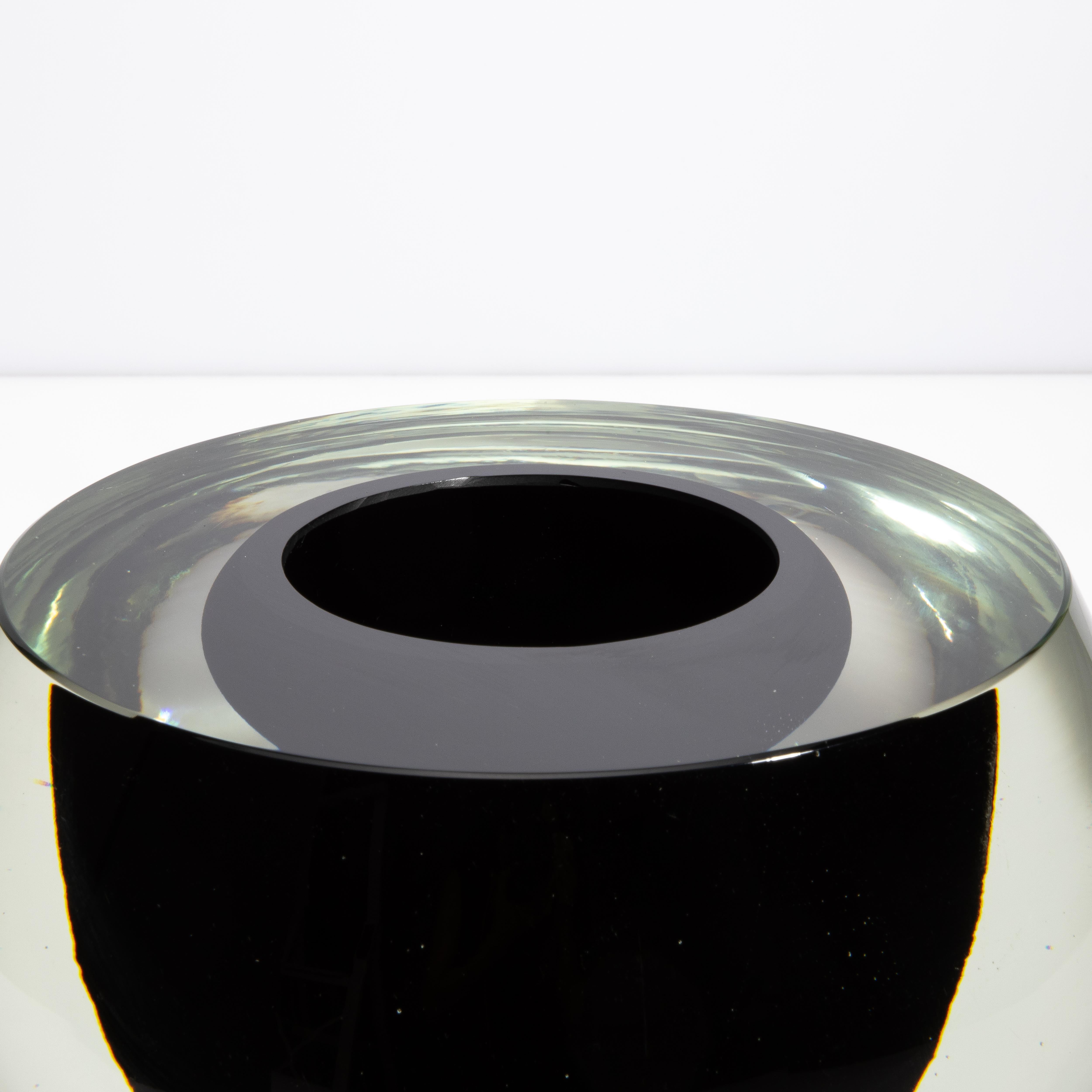 Fatto a mano Vaso a sfera di Murano soffiato a mano, trasparente e nero onice, di grandi dimensioni in vendita
