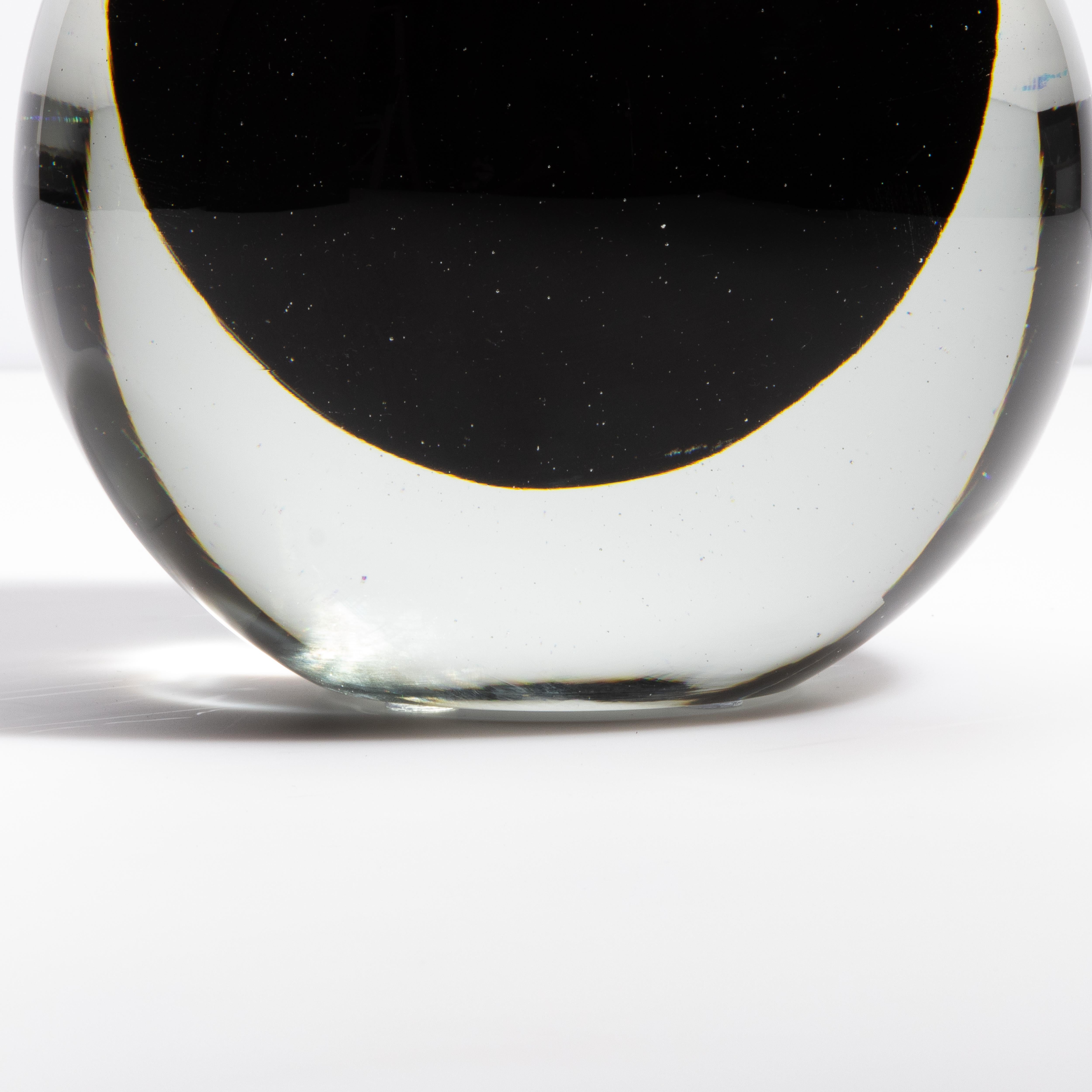 Italiano Vaso di Murano soffiato a mano, sfera trasparente con onice nero piccolo in vendita