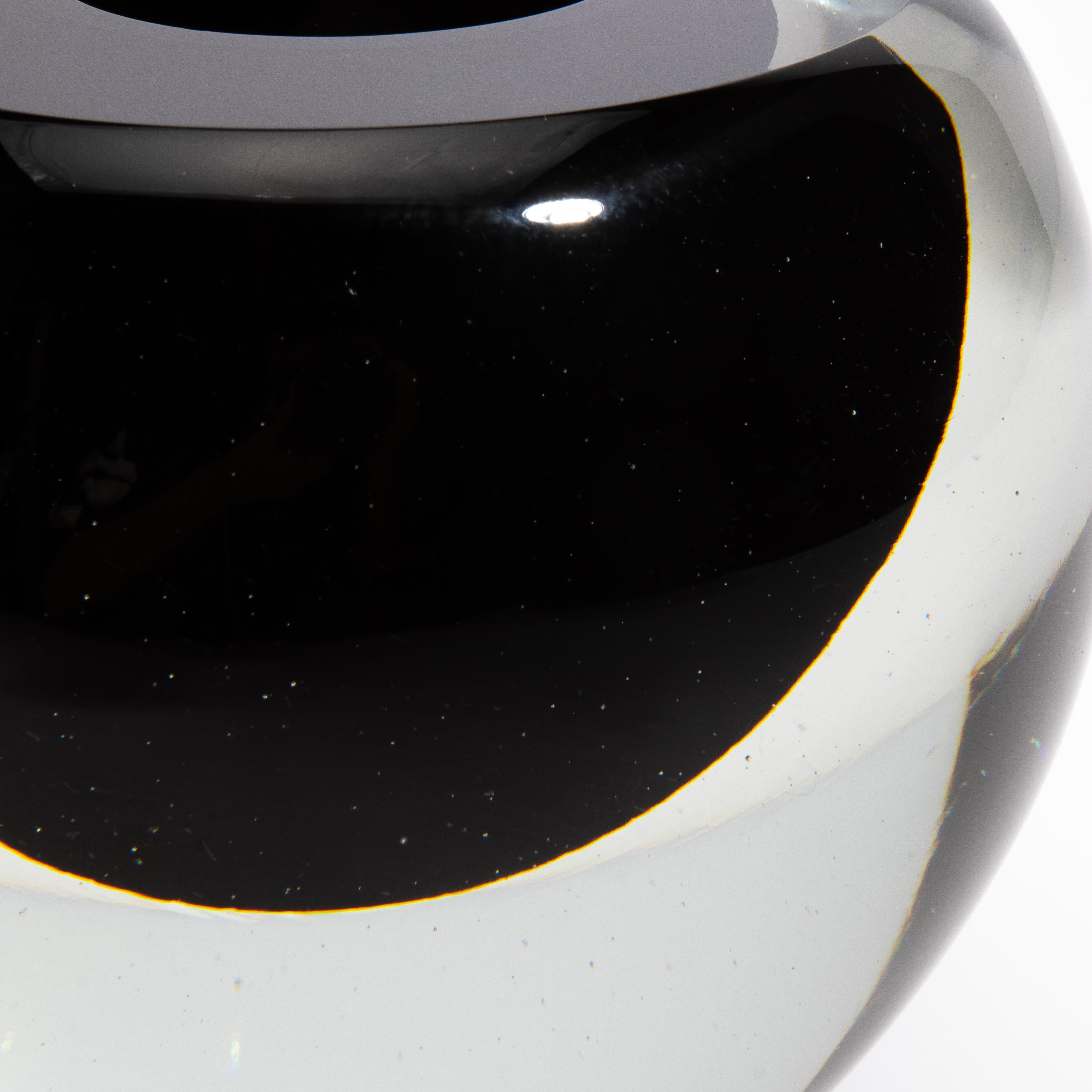Fatto a mano Vaso di Murano soffiato a mano, sfera trasparente con onice nero piccolo in vendita