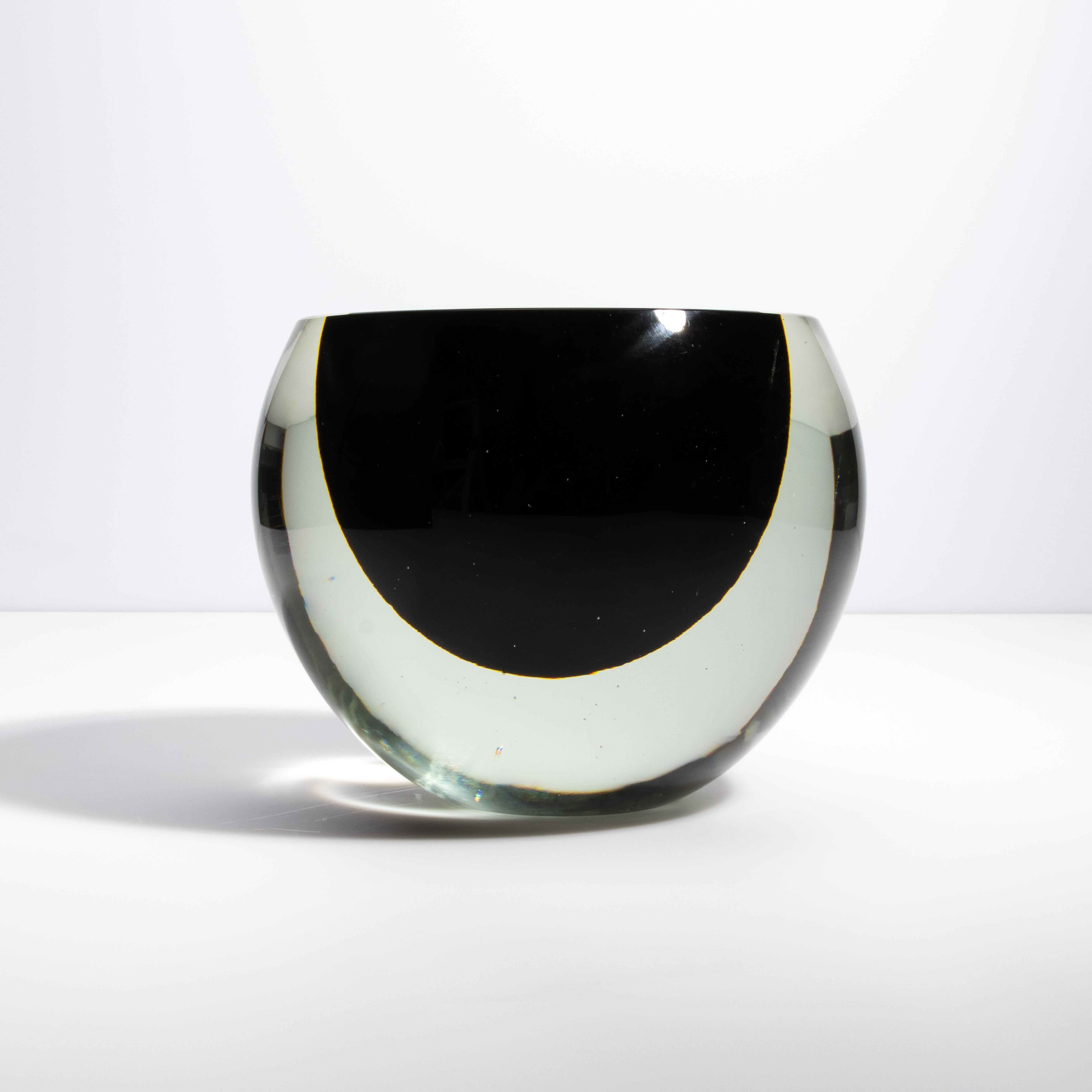 XXI secolo e contemporaneo Vaso a sfera di Murano soffiato a mano, trasparente e nero onice, di grandi dimensioni in vendita