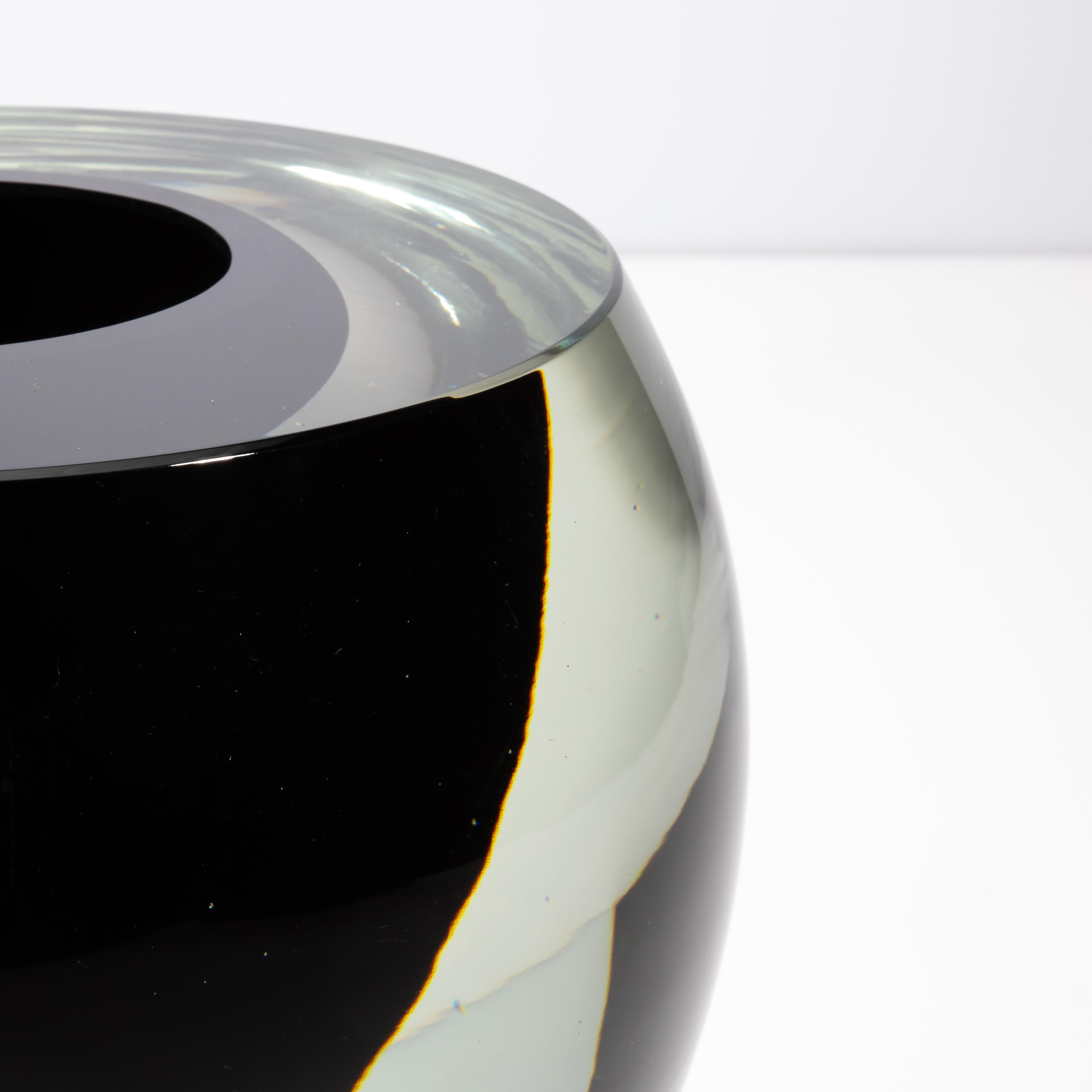Vetro di Murano Vaso a sfera di Murano soffiato a mano, trasparente e nero onice, di grandi dimensioni in vendita
