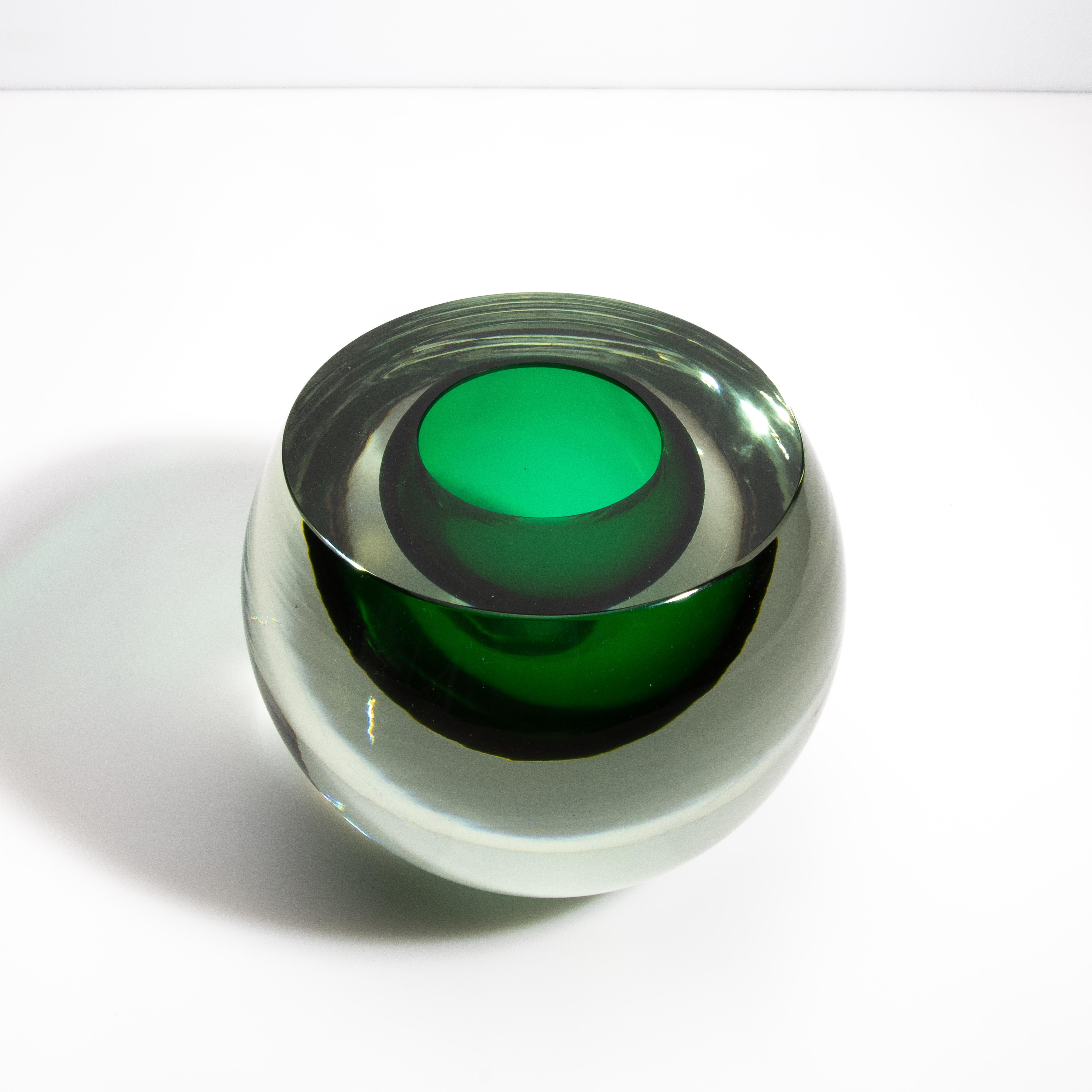 Dieser Murano ist ein außergewöhnliches Stück, das luxuriöses Design mit zeitloser Eleganz verbindet. Diese atemberaubende Glaskugel ist ein Zeugnis für die Kunstfertigkeit ihrer Schöpfer. Sie hat einen tiefen, satten Smaragdton, der das Licht