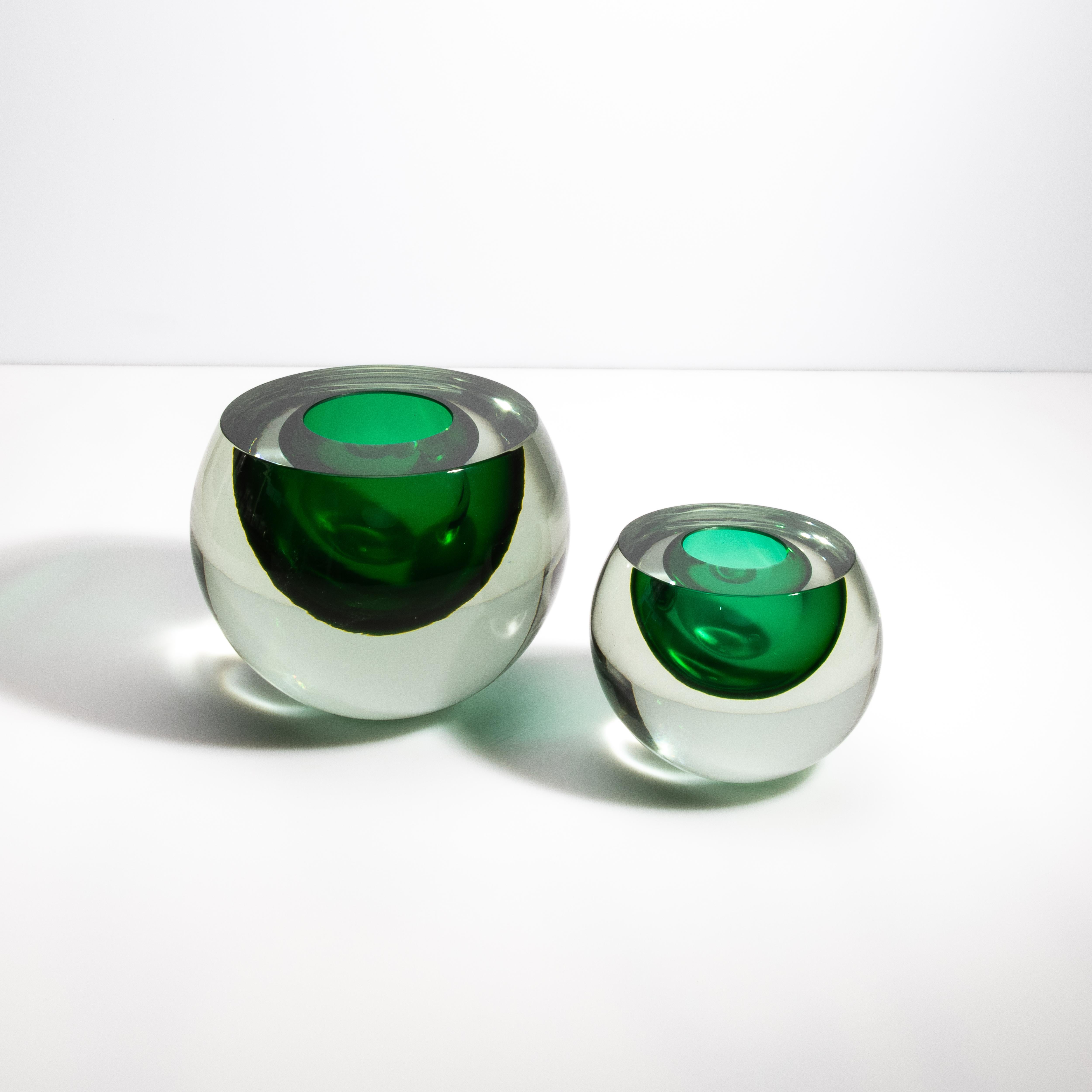 Handgeblasene Murano-Vasekugel in Smaragdgrün Groß (Muranoglas) im Angebot