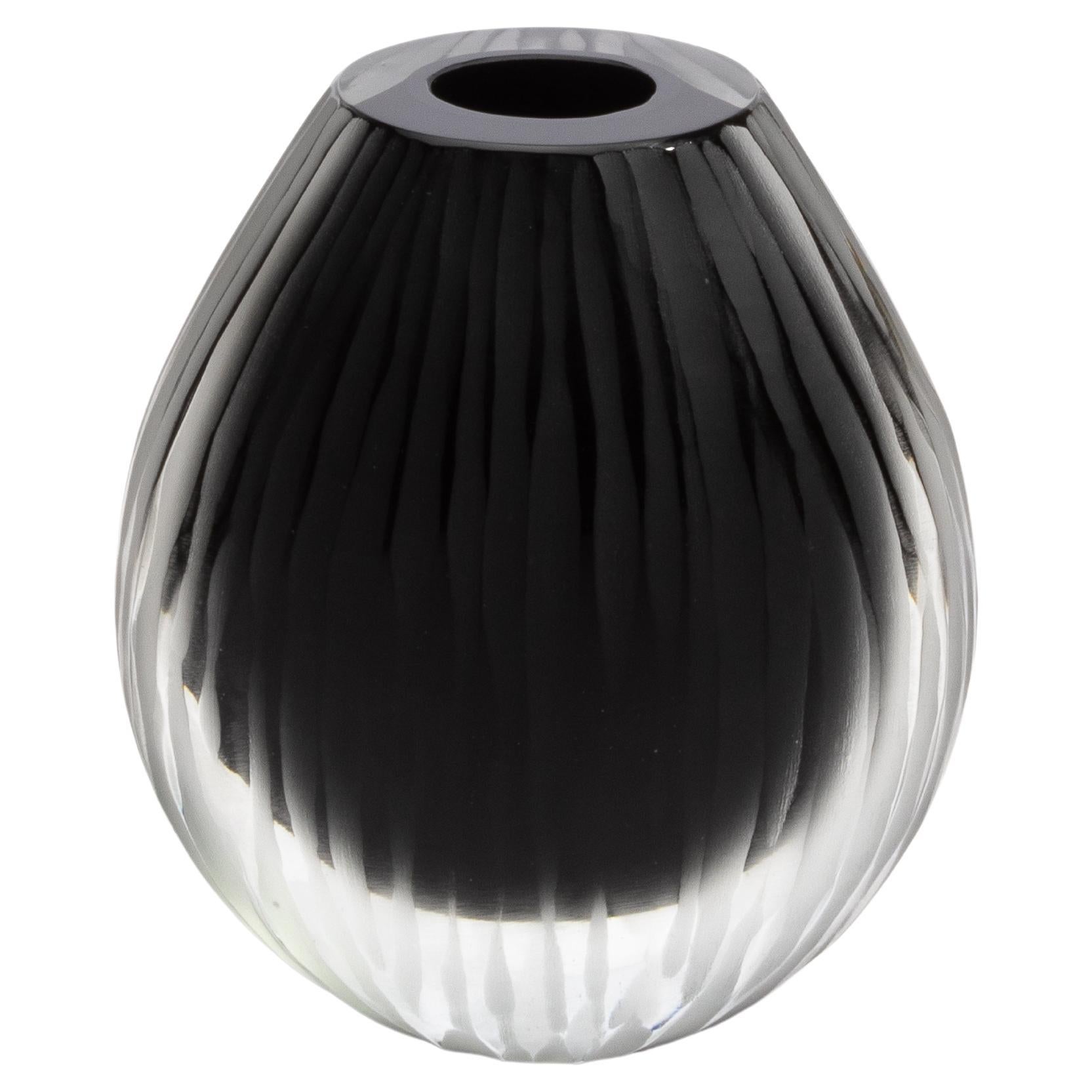Questo vaso di Murano è una magistrale incarnazione dell'eleganza e dell'ispirazione, realizzata meticolosamente da abili artigiani. Cattura l'essenza del lusso raffinato, nella sua forma ampia e robusta, ma dalla silhouette allungata e aggraziata.