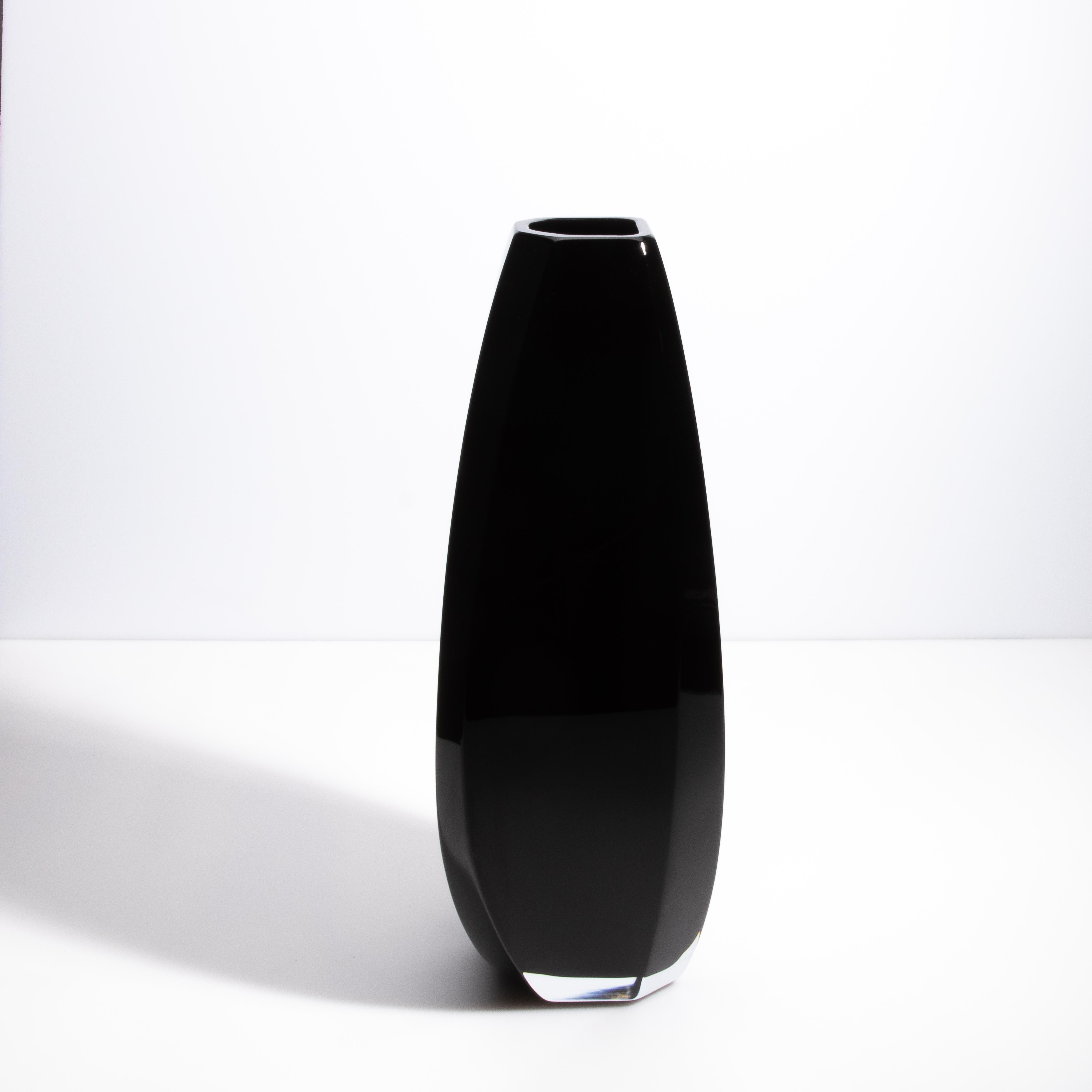 Ammira l'eleganza del nostro vaso di Murano extra alto, una fusione ipnotica di design elegante e maestria artigianale. Questo squisito pezzo, con la sua serena tonalità nera onice, è una testimonianza della raffinatezza dell'arte vetraria