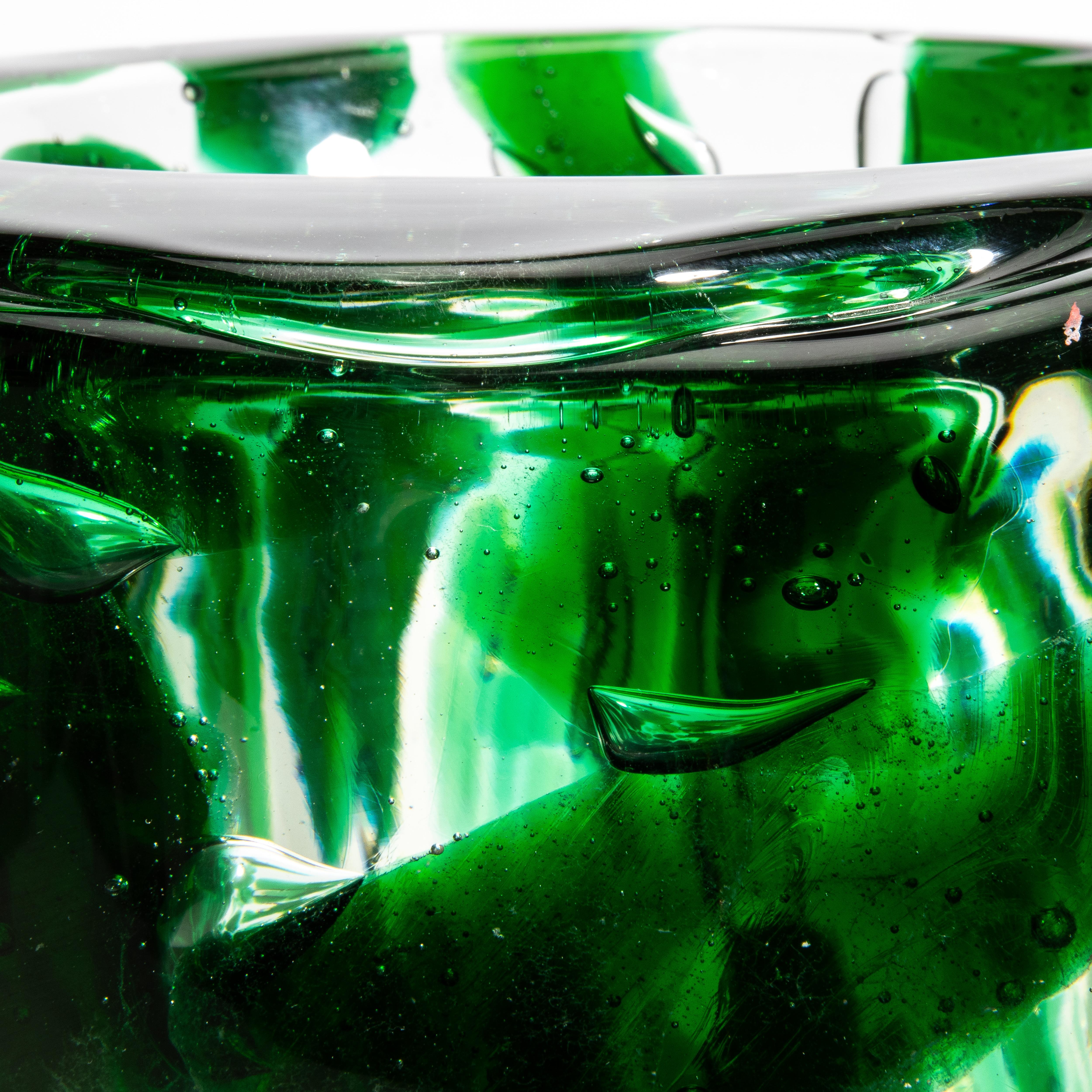 Vase de Murano soufflé à la main avec détails vert émeraude en vente 4