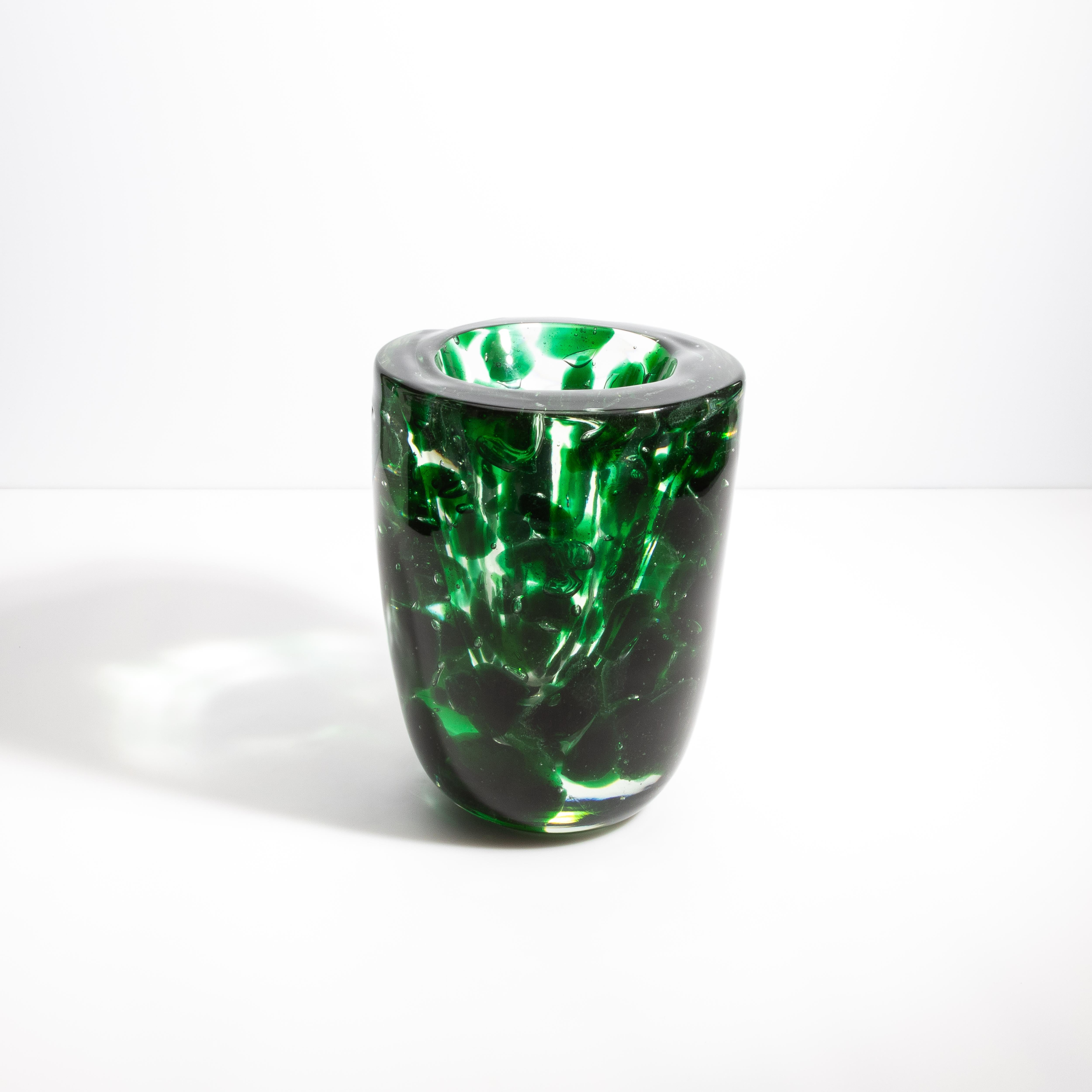 Voici un captivant vase en verre de Murano soufflé à la main, incarnation exquise de l'art et de l'élégance vénitiens. Ce superbe vase présente un design marbré unique avec des tons verts riches et profonds entrecoupés d'accents vert émeraude et de