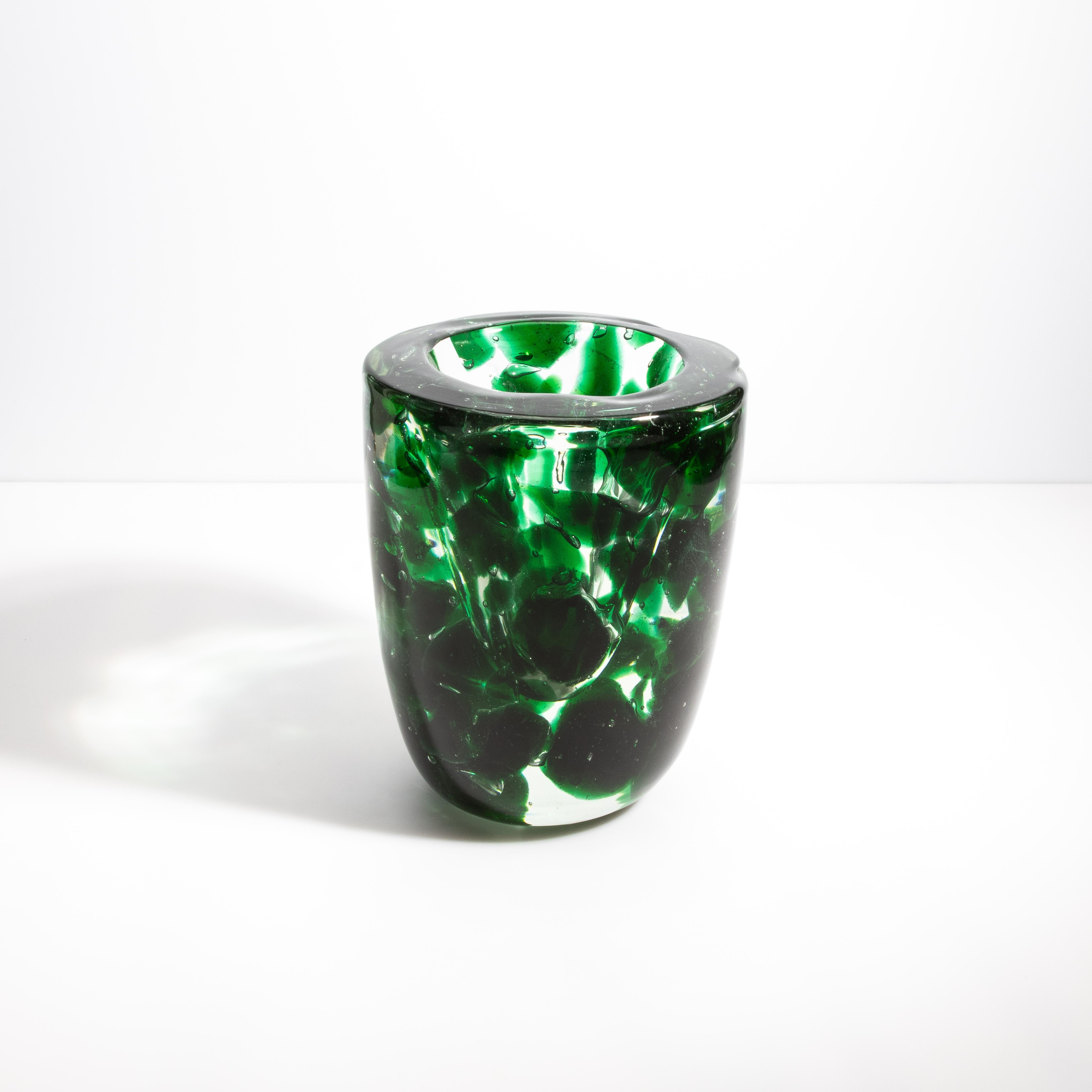 Moderne Vase de Murano soufflé à la main avec détails vert émeraude en vente