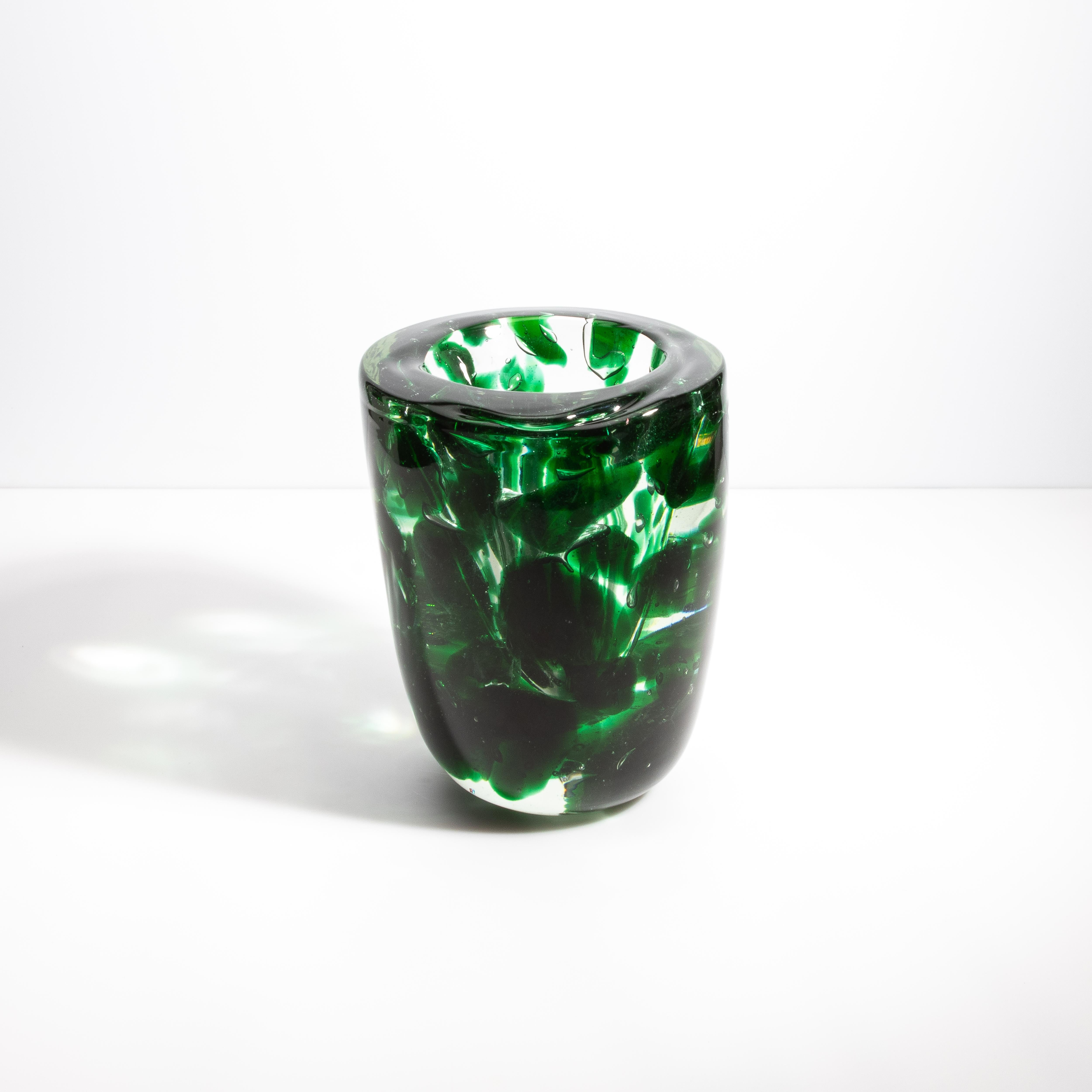 italien Vase de Murano soufflé à la main avec détails vert émeraude en vente