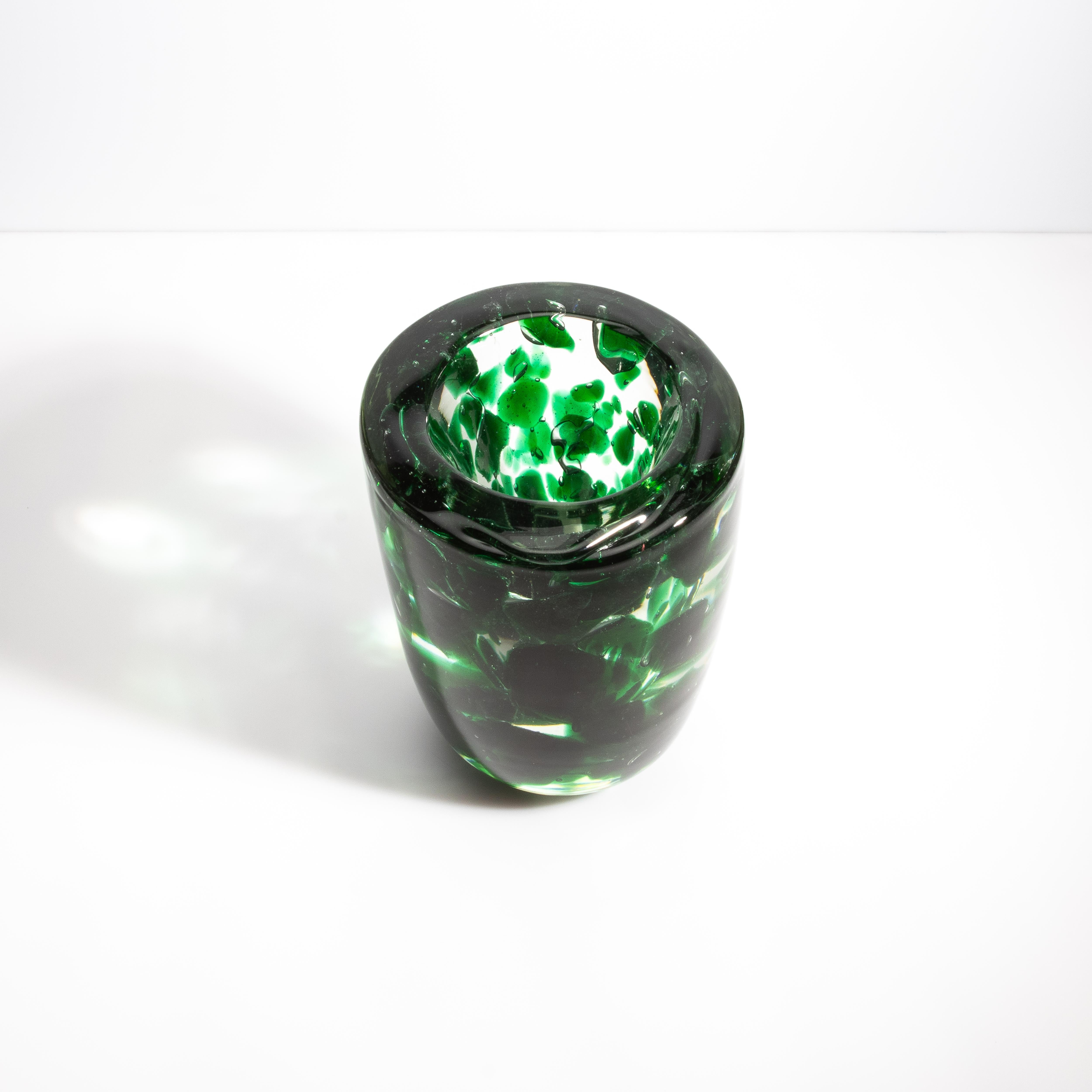 Fait main Vase de Murano soufflé à la main avec détails vert émeraude en vente