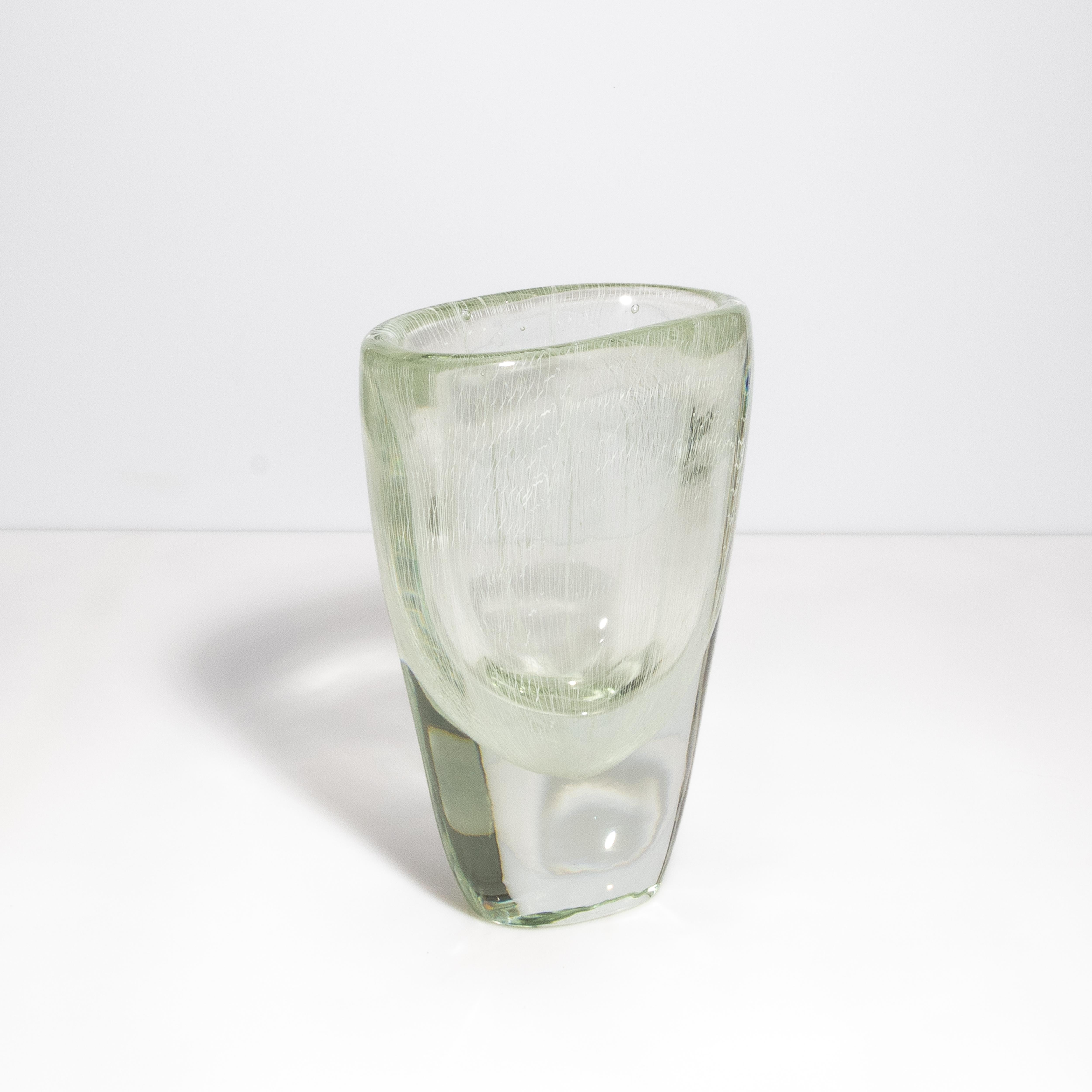 Questo vaso è un capolavoro di artigianato di lusso, che incarna l'arte e la precisione dei maestri vetrai. Il suo design unico è caratterizzato da un delicato motivo che ricorda i fili sottili meticolosamente intrecciati nel vetro, creando una