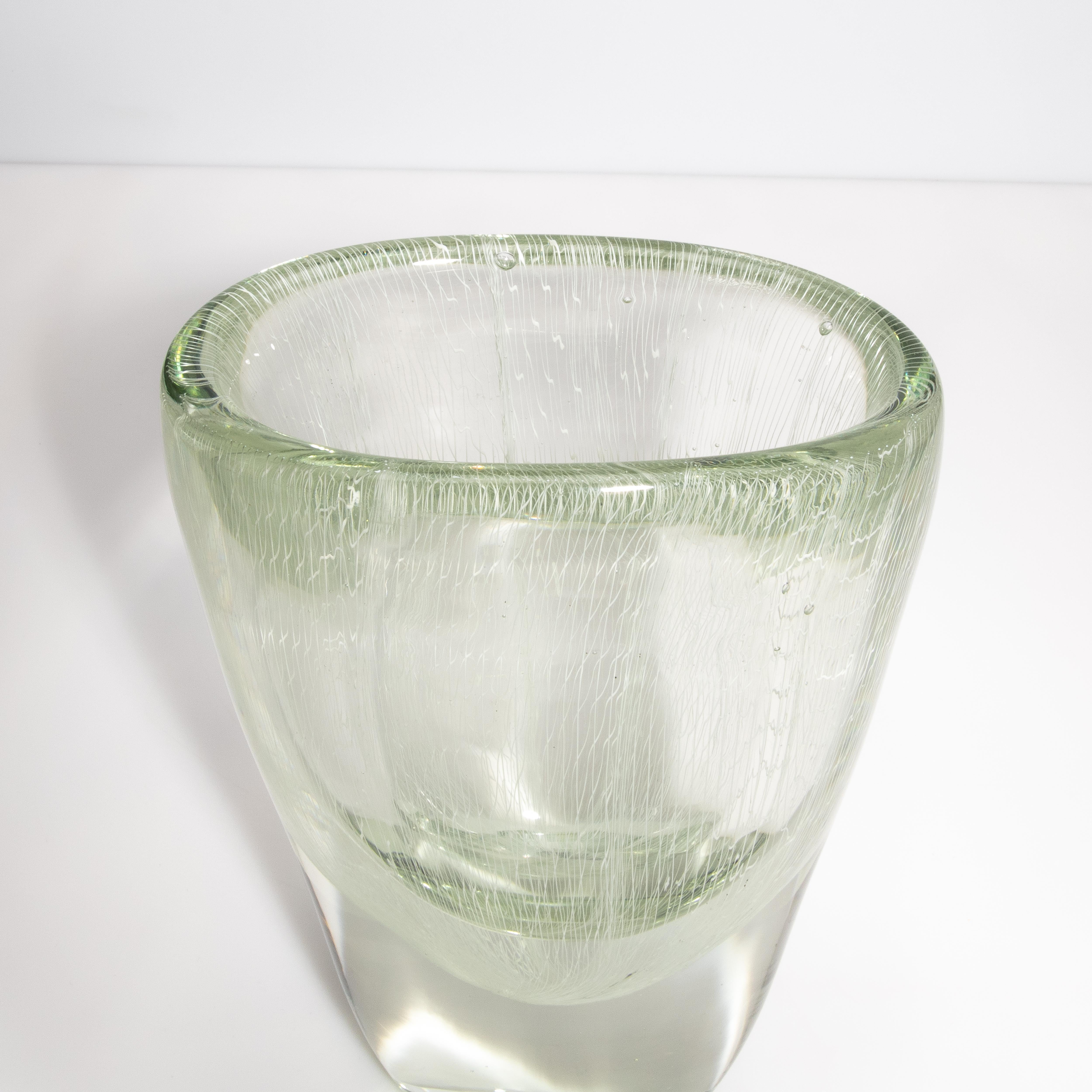 Italiano Vaso di Murano soffiato a mano con microfili e trasparente in vendita