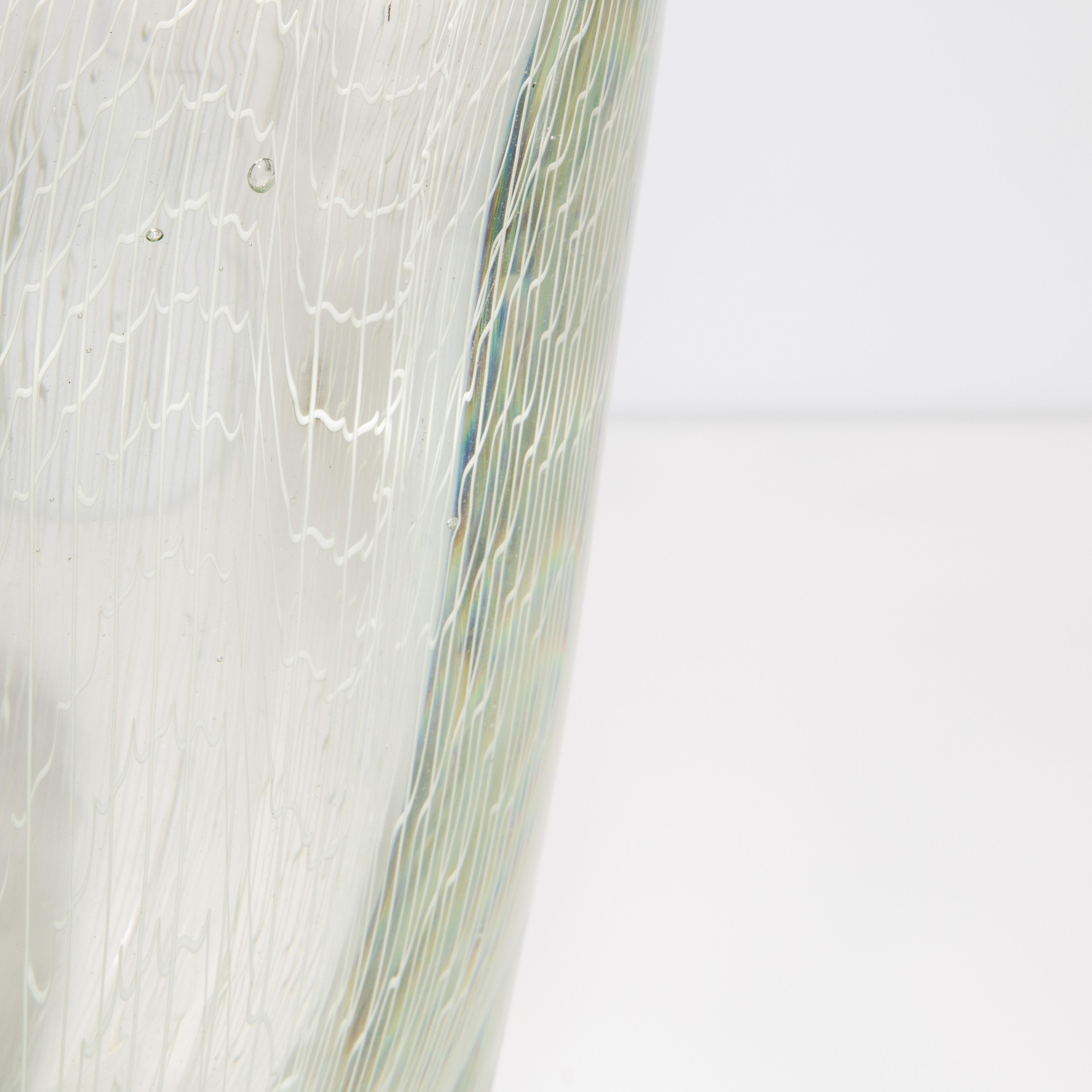 XXI secolo e contemporaneo Vaso di Murano soffiato a mano con microfili e trasparente in vendita