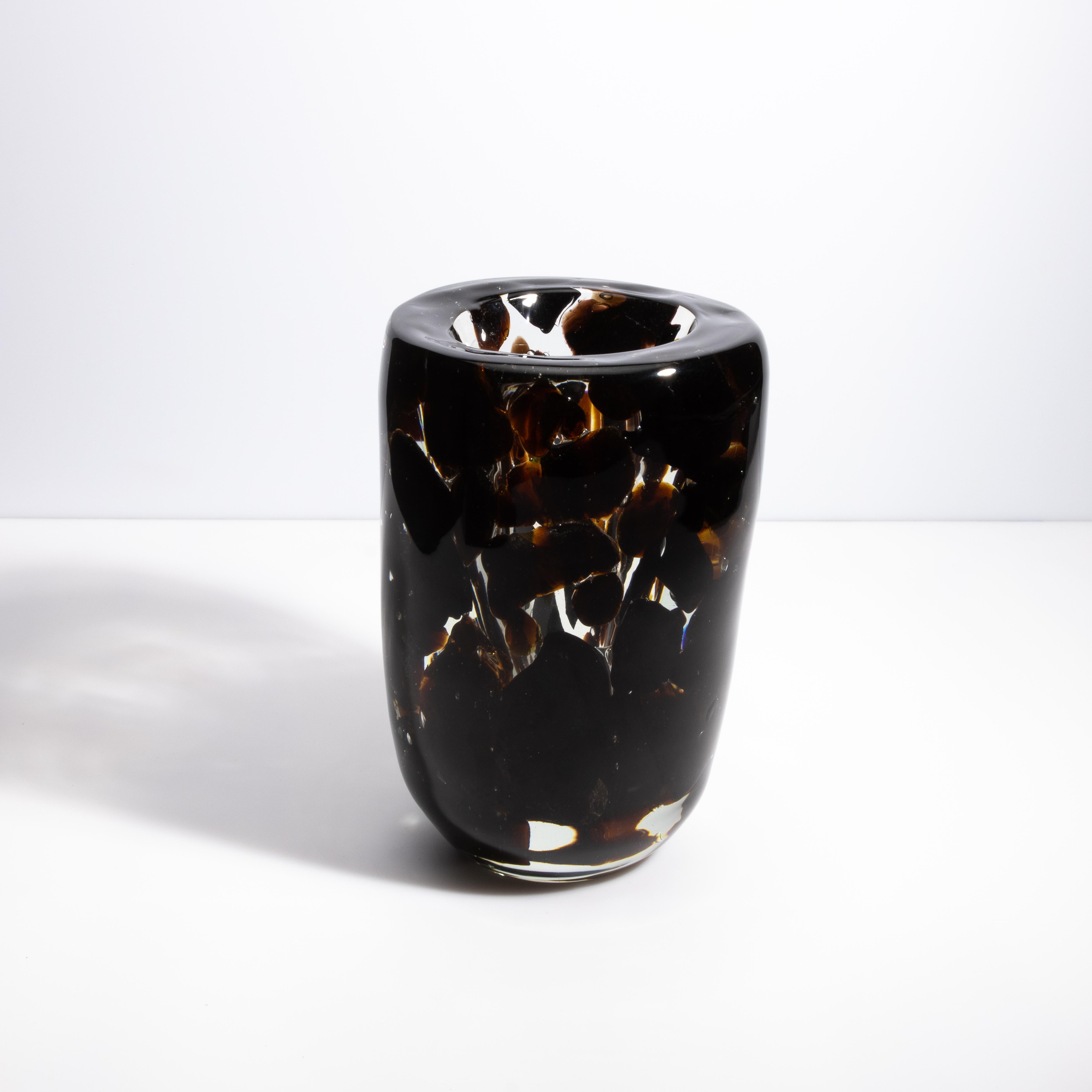 italien Vase Murano soufflé à la main avec détails en onyx noir et ambre foncé en vente