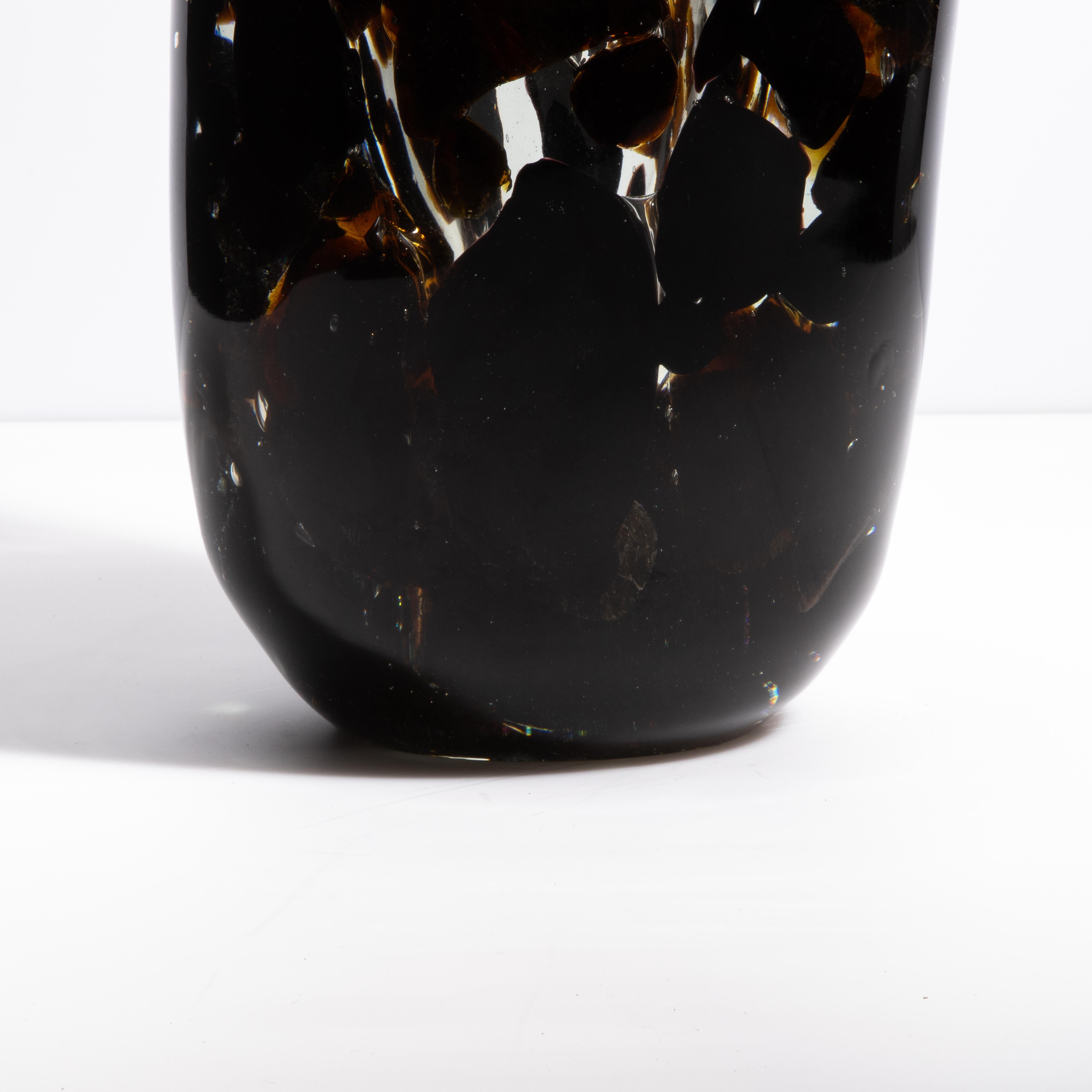 Fait main Vase Murano soufflé à la main avec détails en onyx noir et ambre foncé en vente