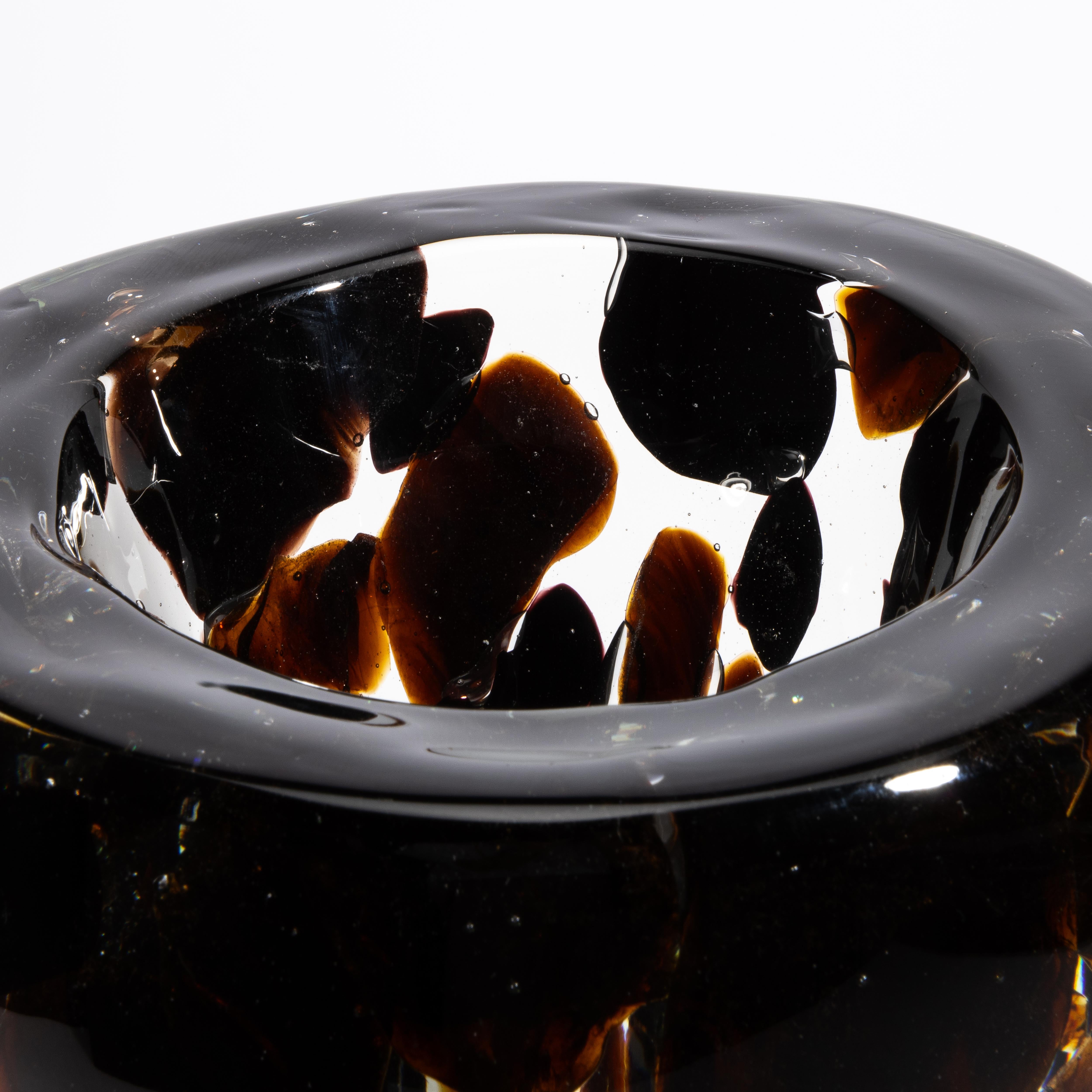 XXIe siècle et contemporain Vase Murano soufflé à la main avec détails en onyx noir et ambre foncé en vente