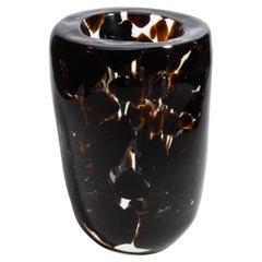 Vaso di Murano soffiato a mano con dettagli in onice nero e ambra scura