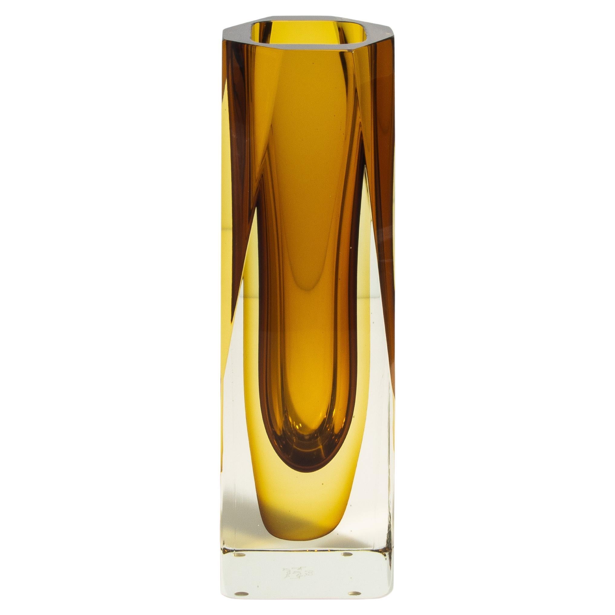 Handgeblasene Murano Vase mit quadratischem Sockel in Bernstein