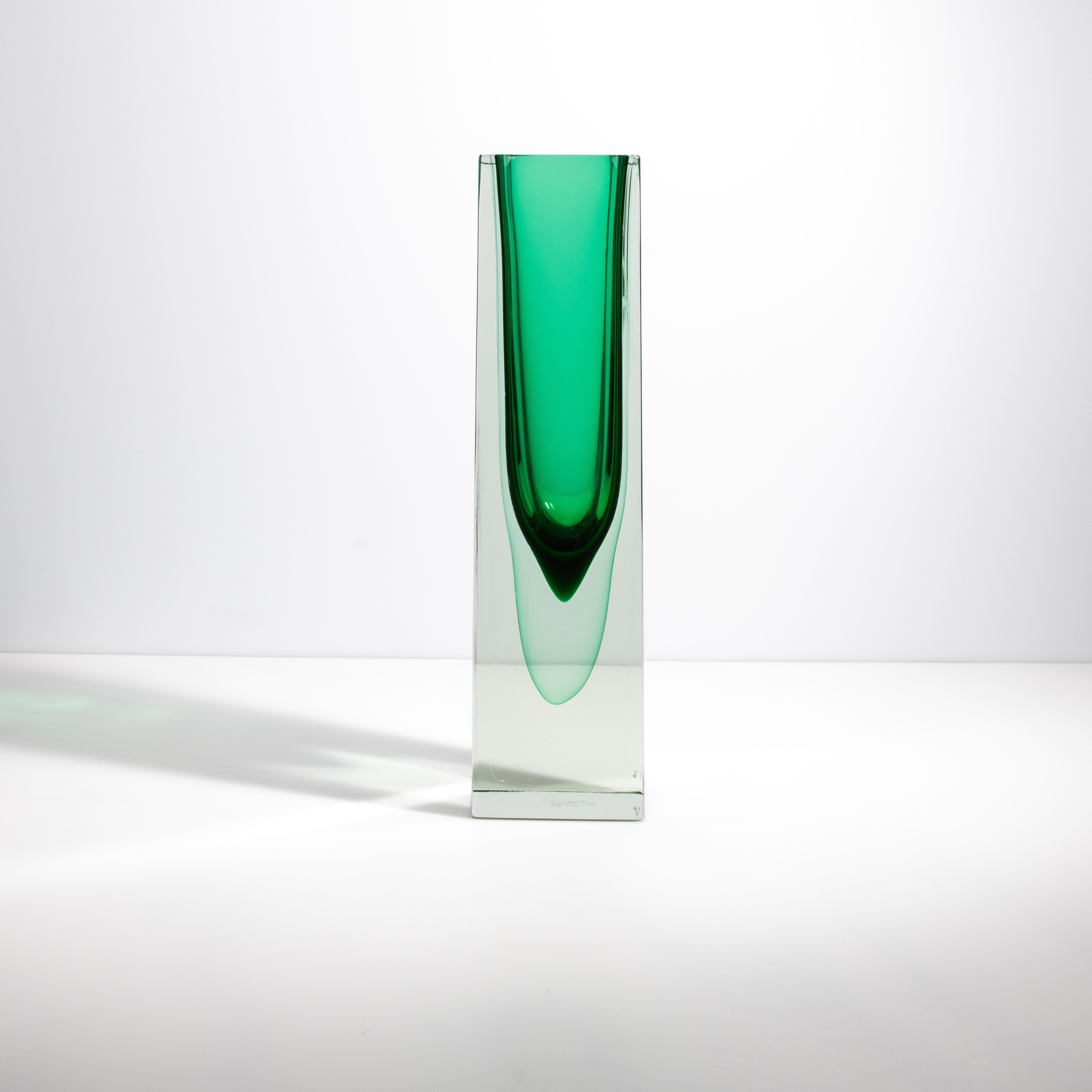 Handgeblasene Murano Vase mit quadratischem Sockel in Smaragdgrün im Angebot 2