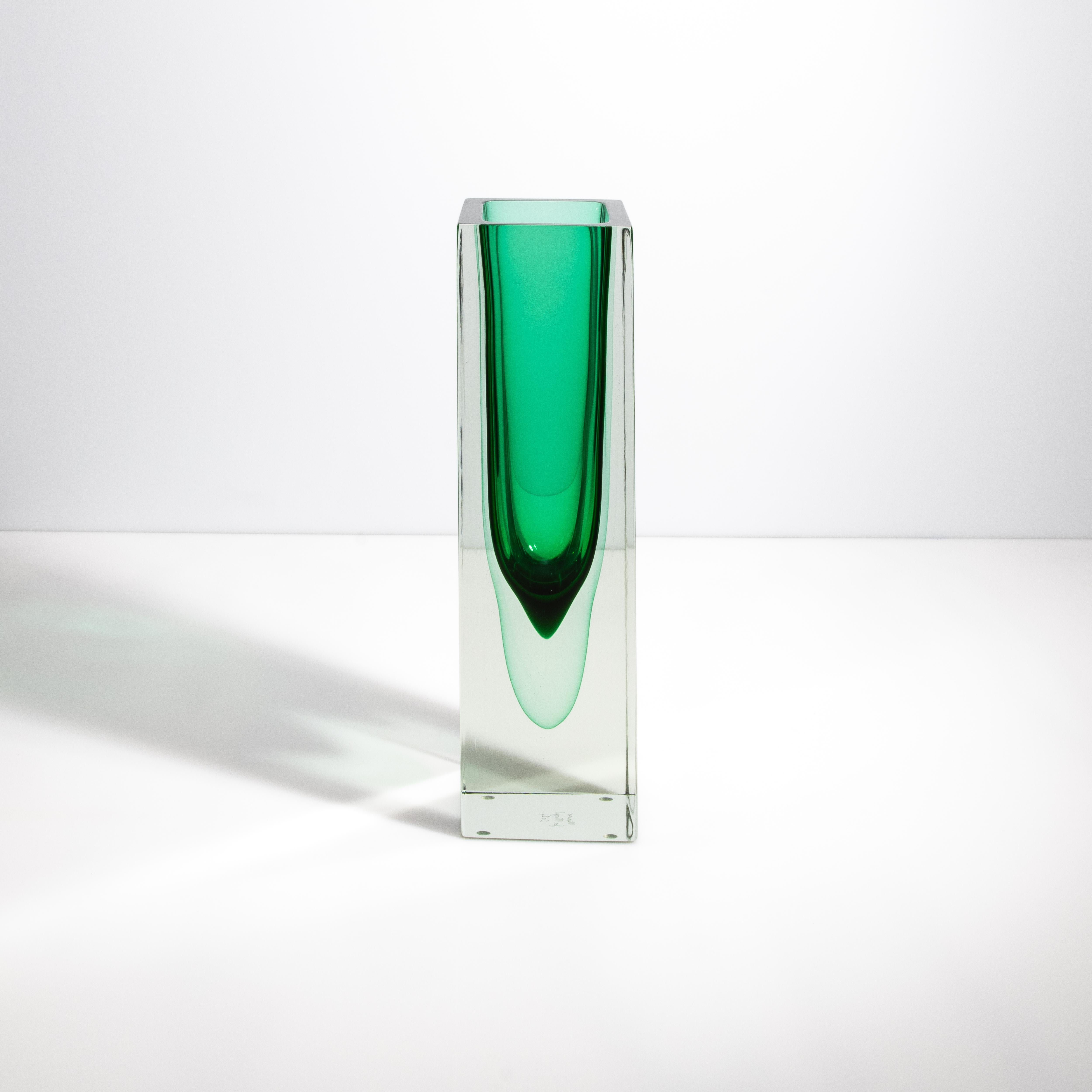 Diese exquisite Vase in Smaragdgrün ist eine Ode an die moderne Raffinesse und strahlt eine zeitlose Eleganz aus, die jeden Raum in ein Heiligtum des Stils verwandeln kann. Diese in Murano, Italien, handgefertigte Vase verkörpert die tadellose
