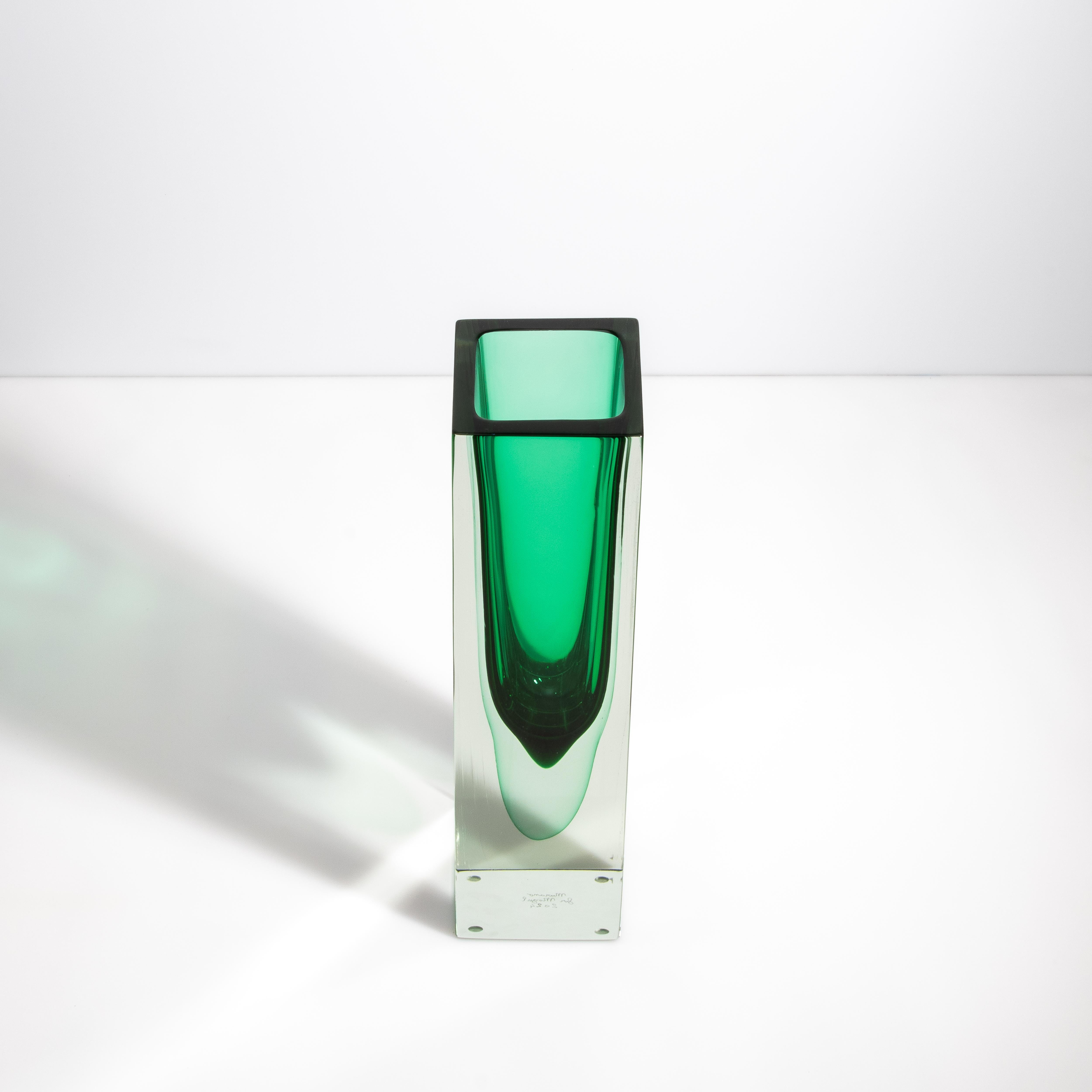 Handgeblasene Murano Vase mit quadratischem Sockel in Smaragdgrün (Moderne) im Angebot