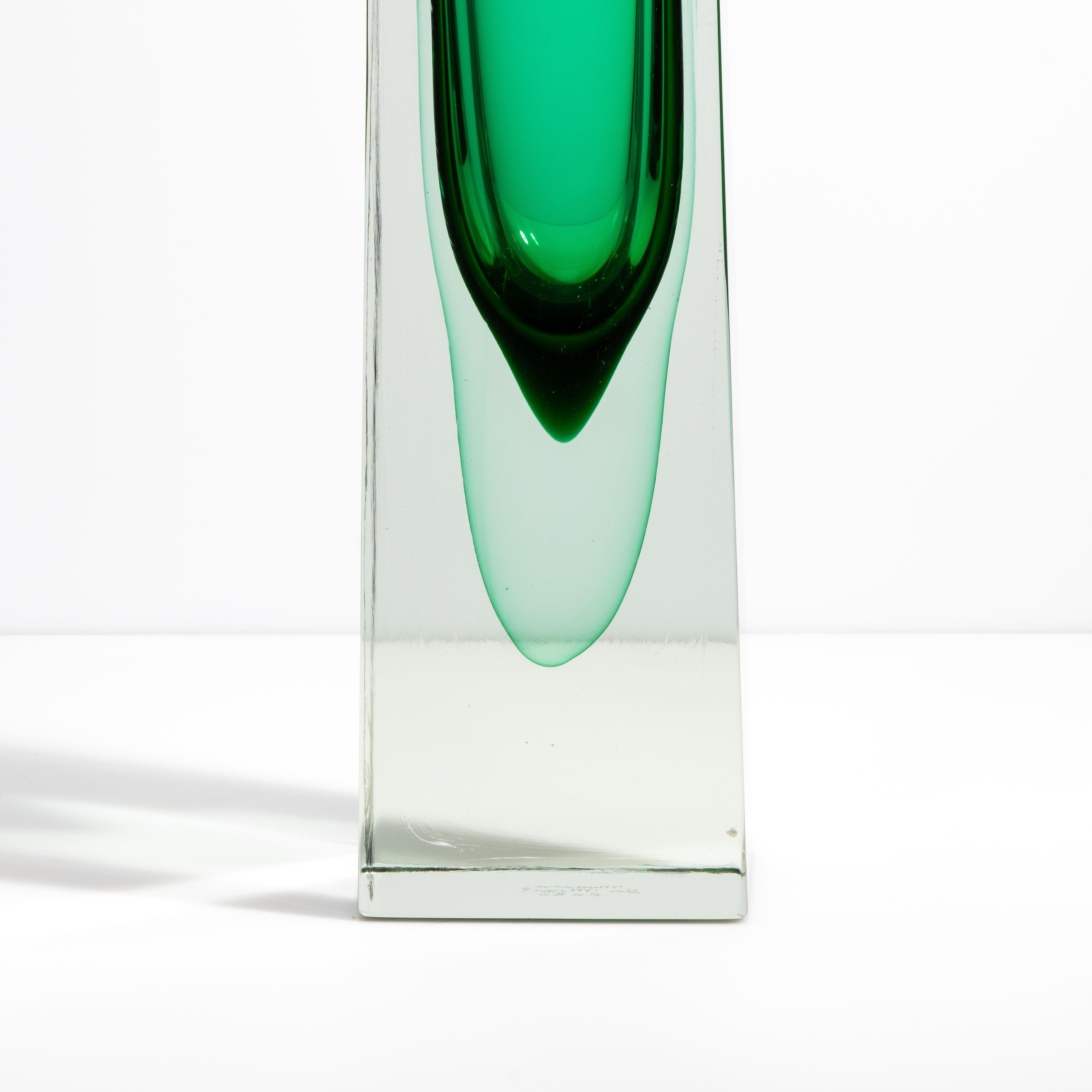 Handgeblasene Murano Vase mit quadratischem Sockel in Smaragdgrün (Italienisch) im Angebot