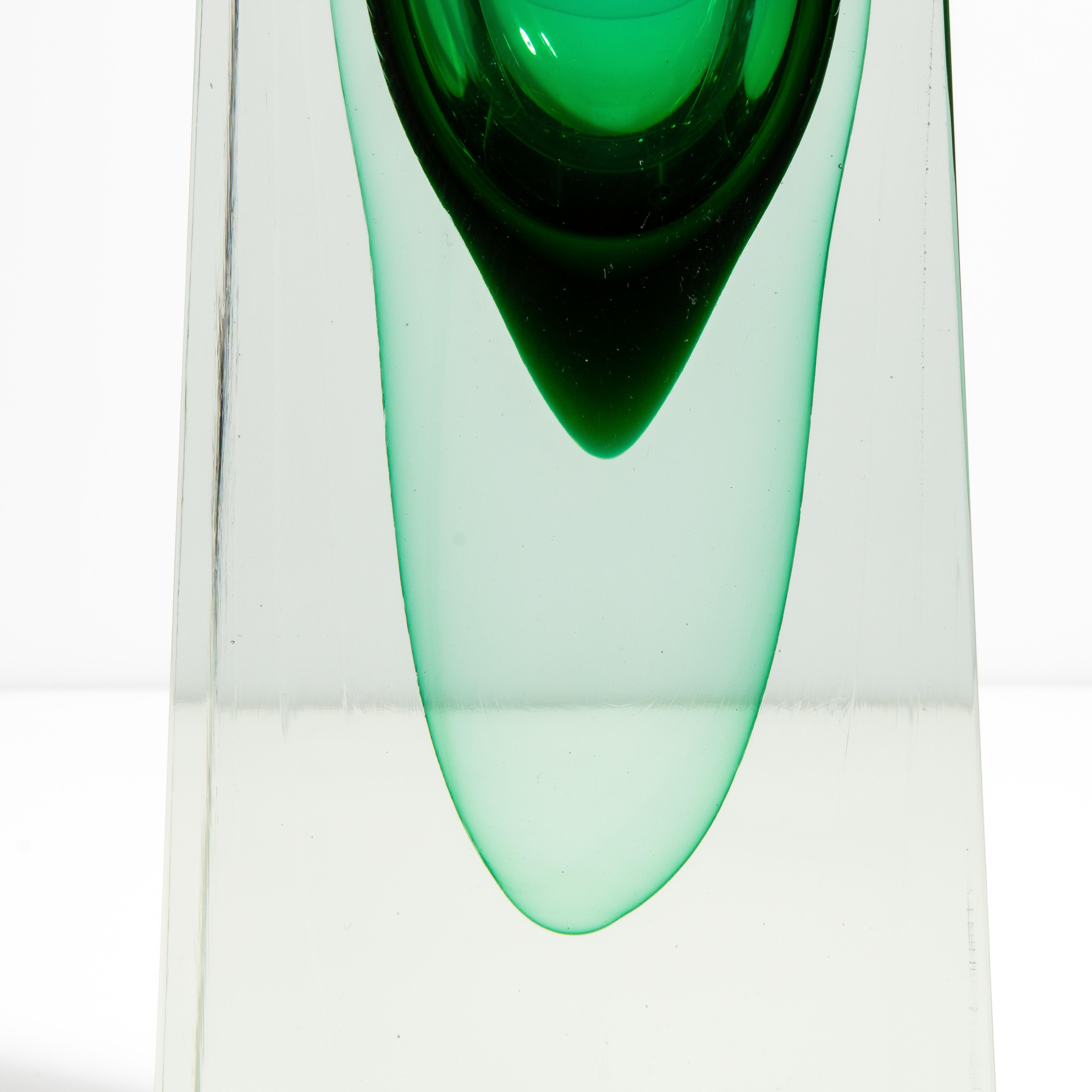 Handgeblasene Murano Vase mit quadratischem Sockel in Smaragdgrün (Handgefertigt) im Angebot