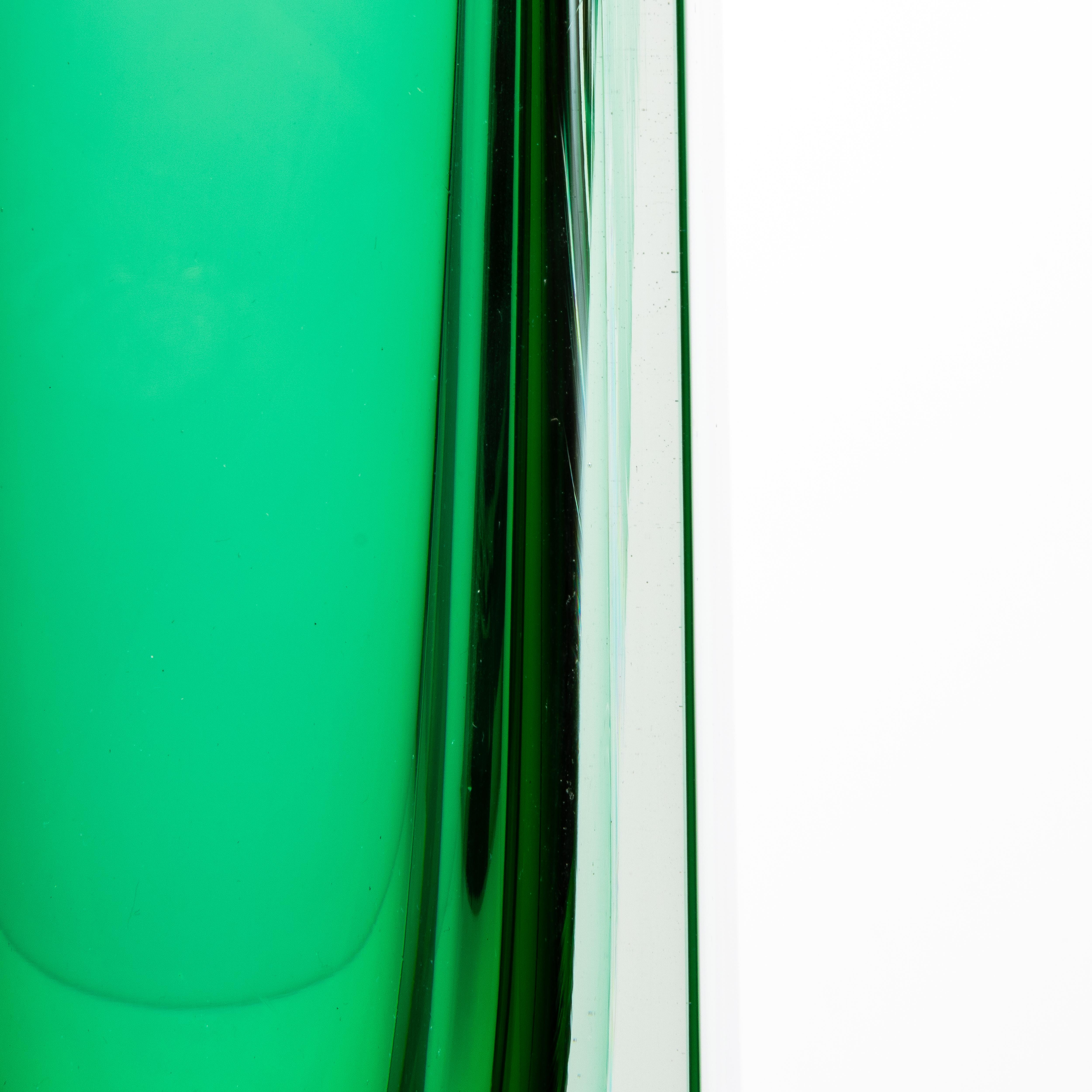 Handgeblasene Murano Vase mit quadratischem Sockel in Smaragdgrün im Zustand „Neu“ im Angebot in West Hollywood, CA