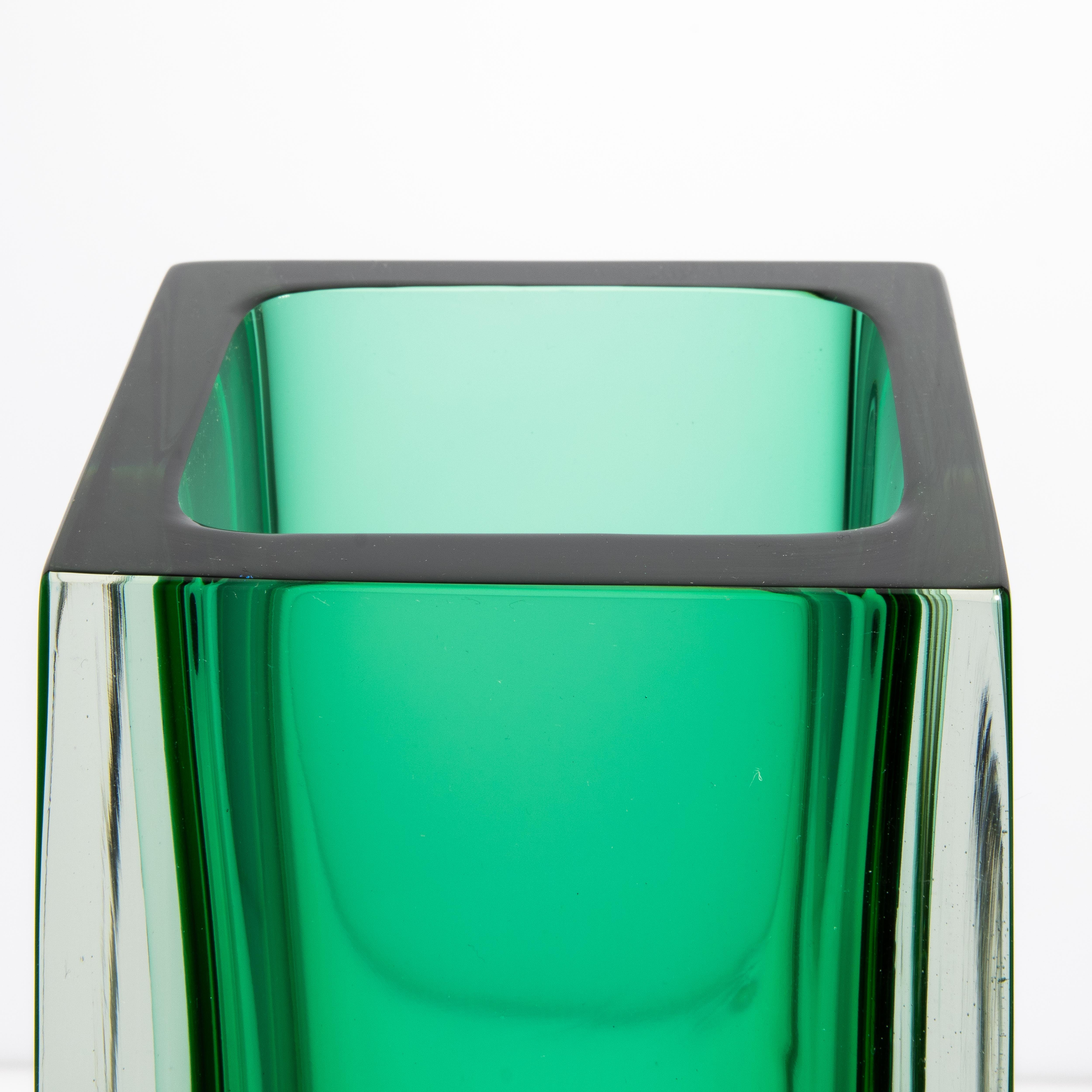Handgeblasene Murano Vase mit quadratischem Sockel in Smaragdgrün (21. Jahrhundert und zeitgenössisch) im Angebot