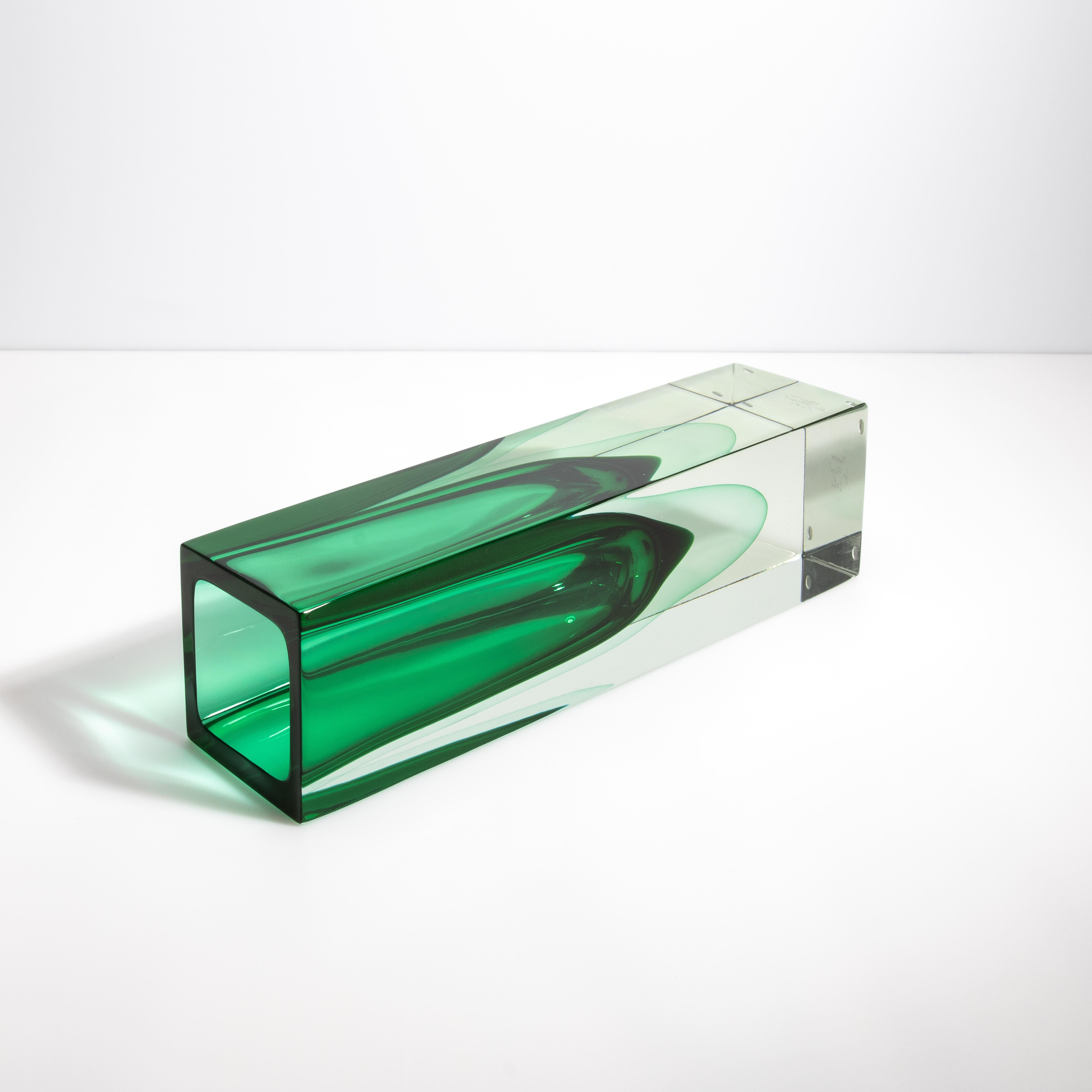 Handgeblasene Murano Vase mit quadratischem Sockel in Smaragdgrün (Muranoglas) im Angebot