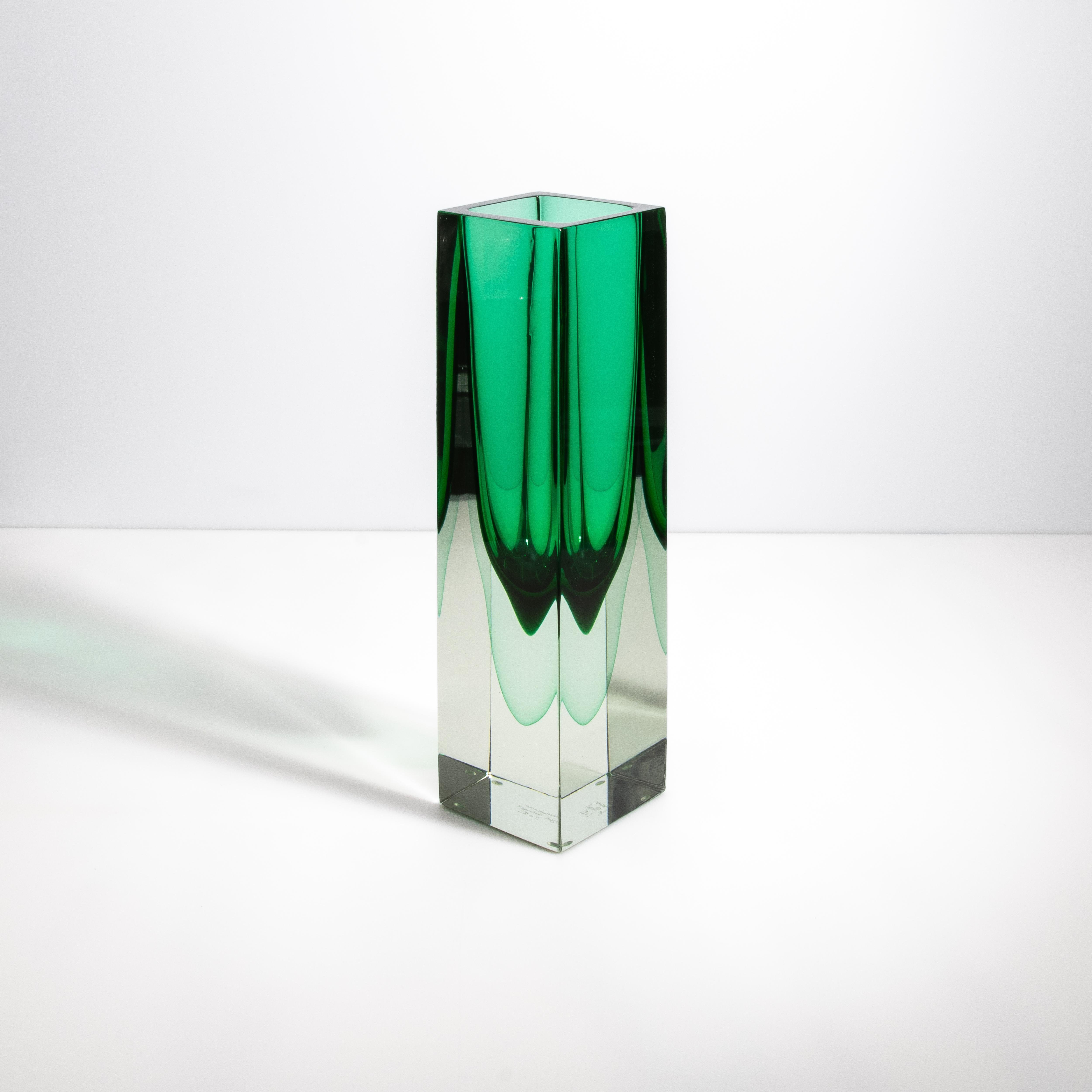 Handgeblasene Murano Vase mit quadratischem Sockel in Smaragdgrün im Angebot 1