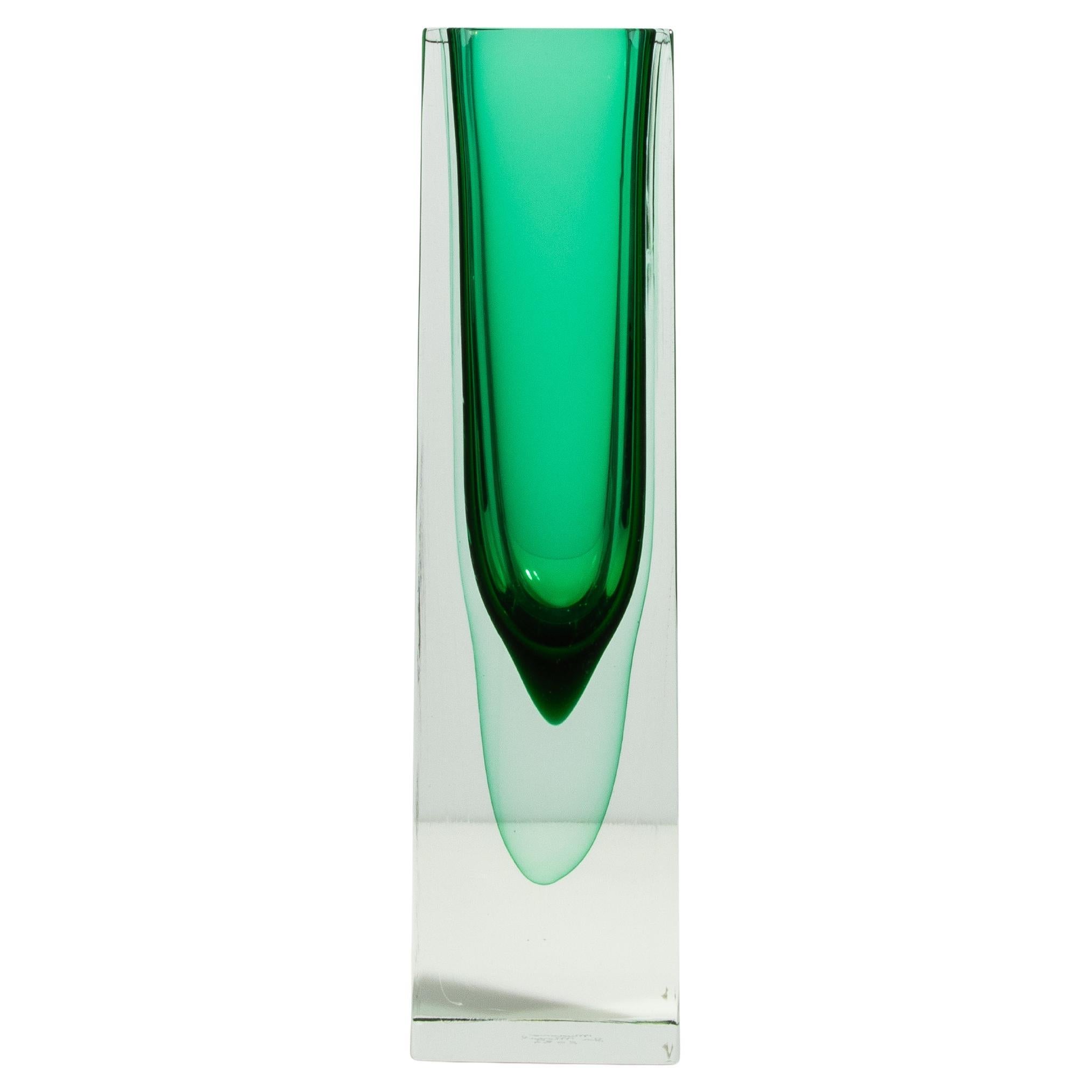 Handgeblasene Murano Vase mit quadratischem Sockel in Smaragdgrün im Angebot