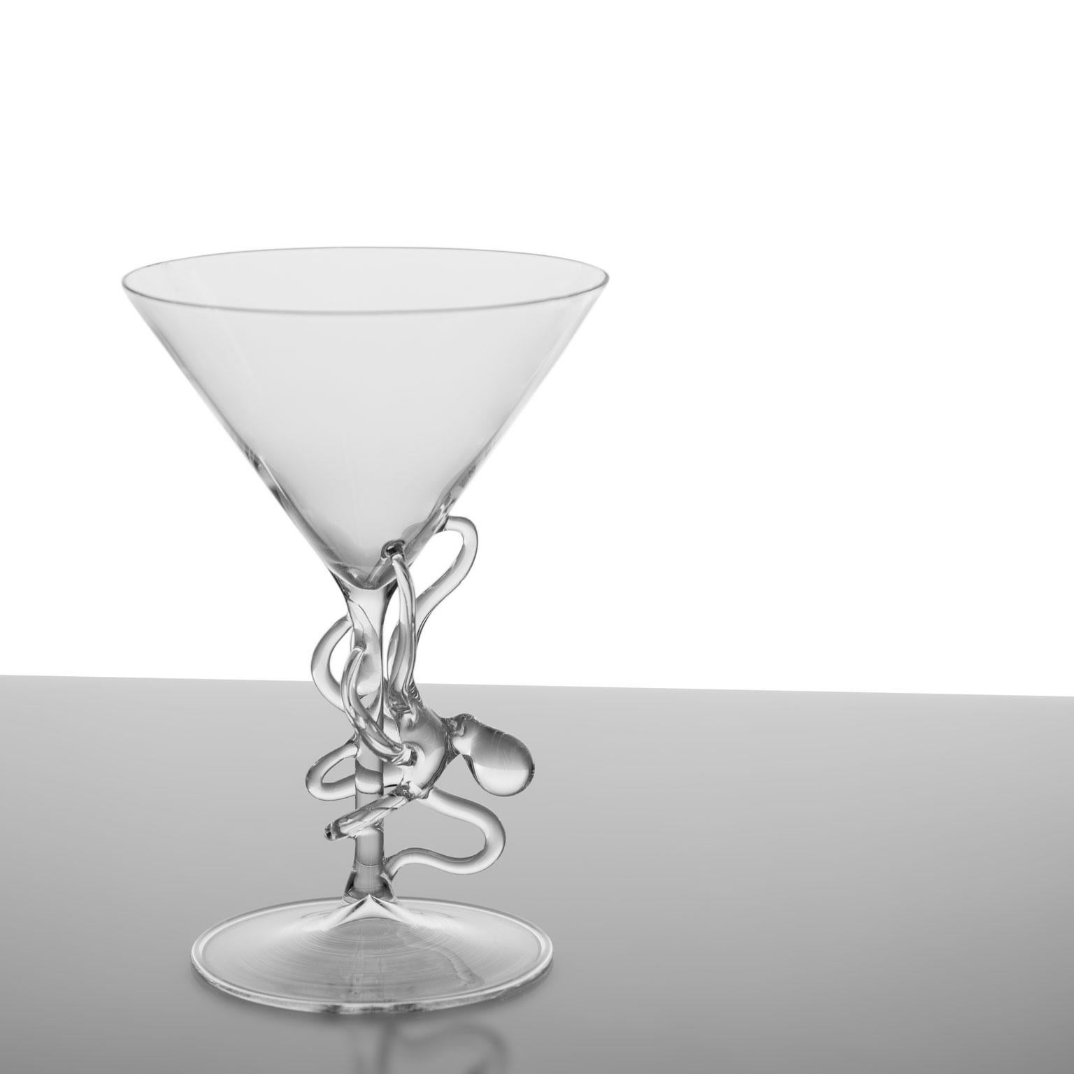 'Polpo Martini Glas'
Ein mundgeblasenes Martiniglas von Simone Crestani
Das Polpo Martini Glas ist eines der Stücke aus der Polpo Collection'S.

Die umhüllende Eleganz der Collection'S Polpo lässt einen glauben, dass das Tier tatsächlich die Karaffe