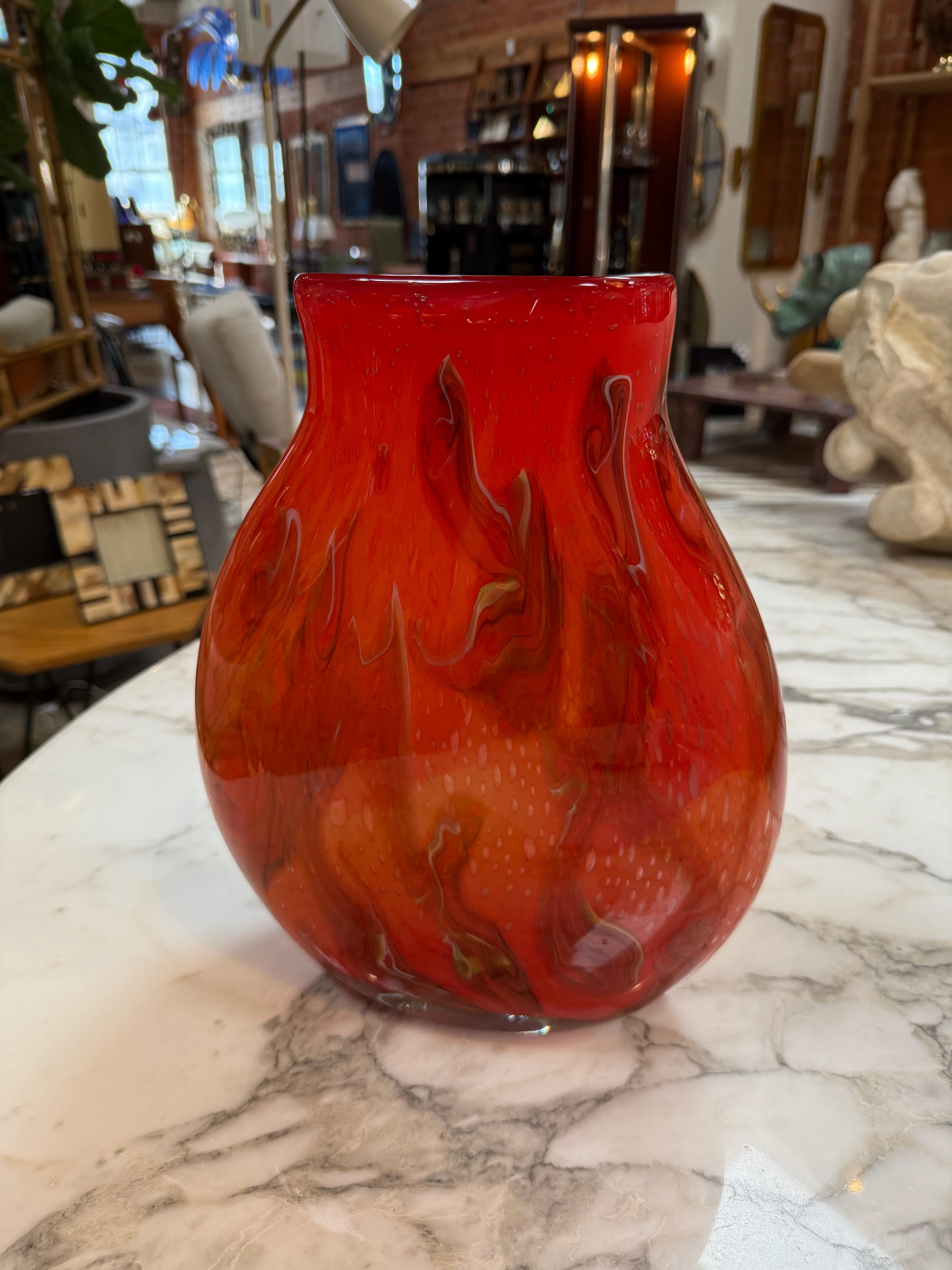 Moderne Vase italien en verre d'art rouge de Murano soufflé à la bouche en vente