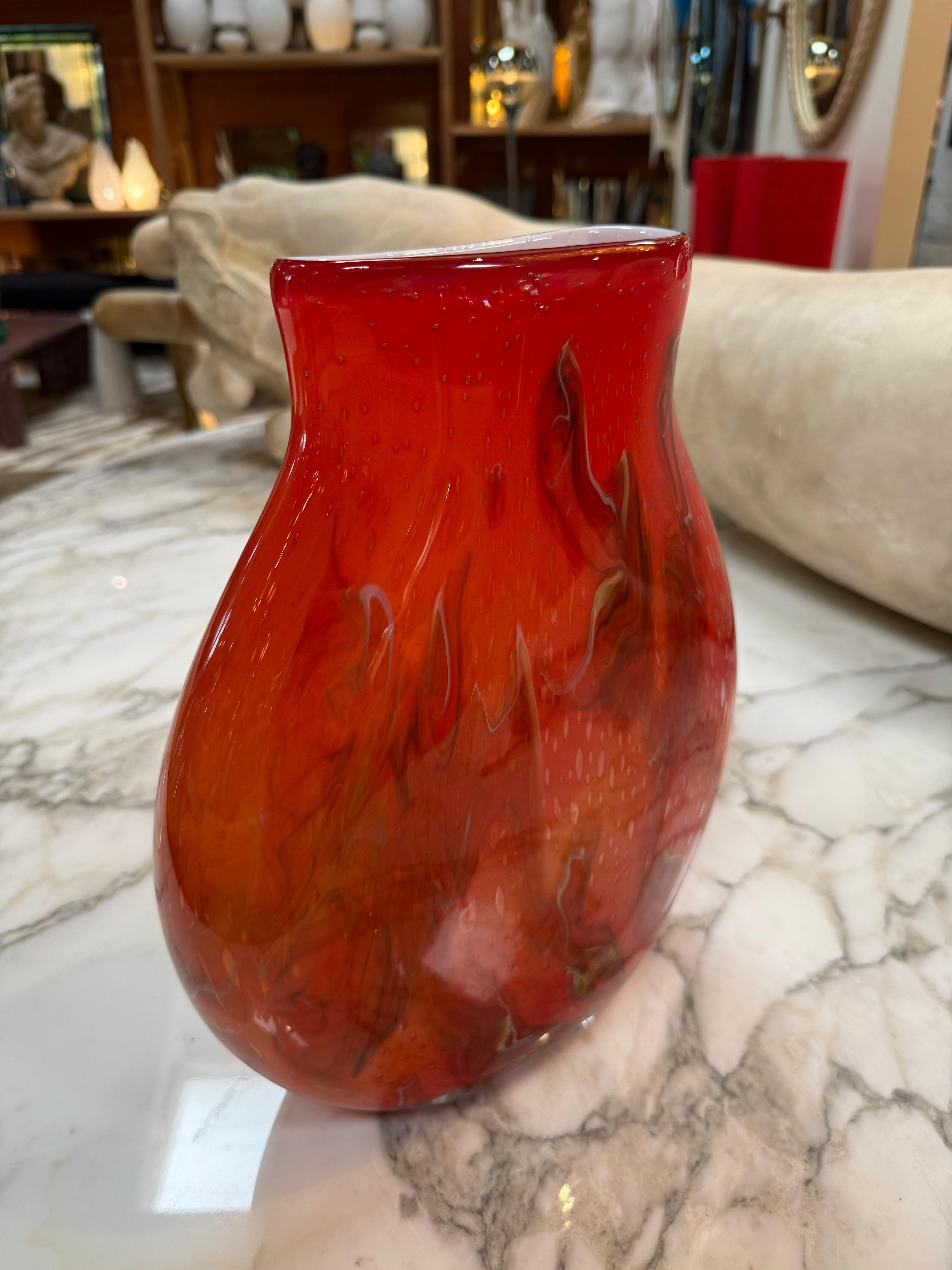 Vase italien en verre d'art rouge de Murano soufflé à la bouche Bon état - En vente à Los Angeles, CA