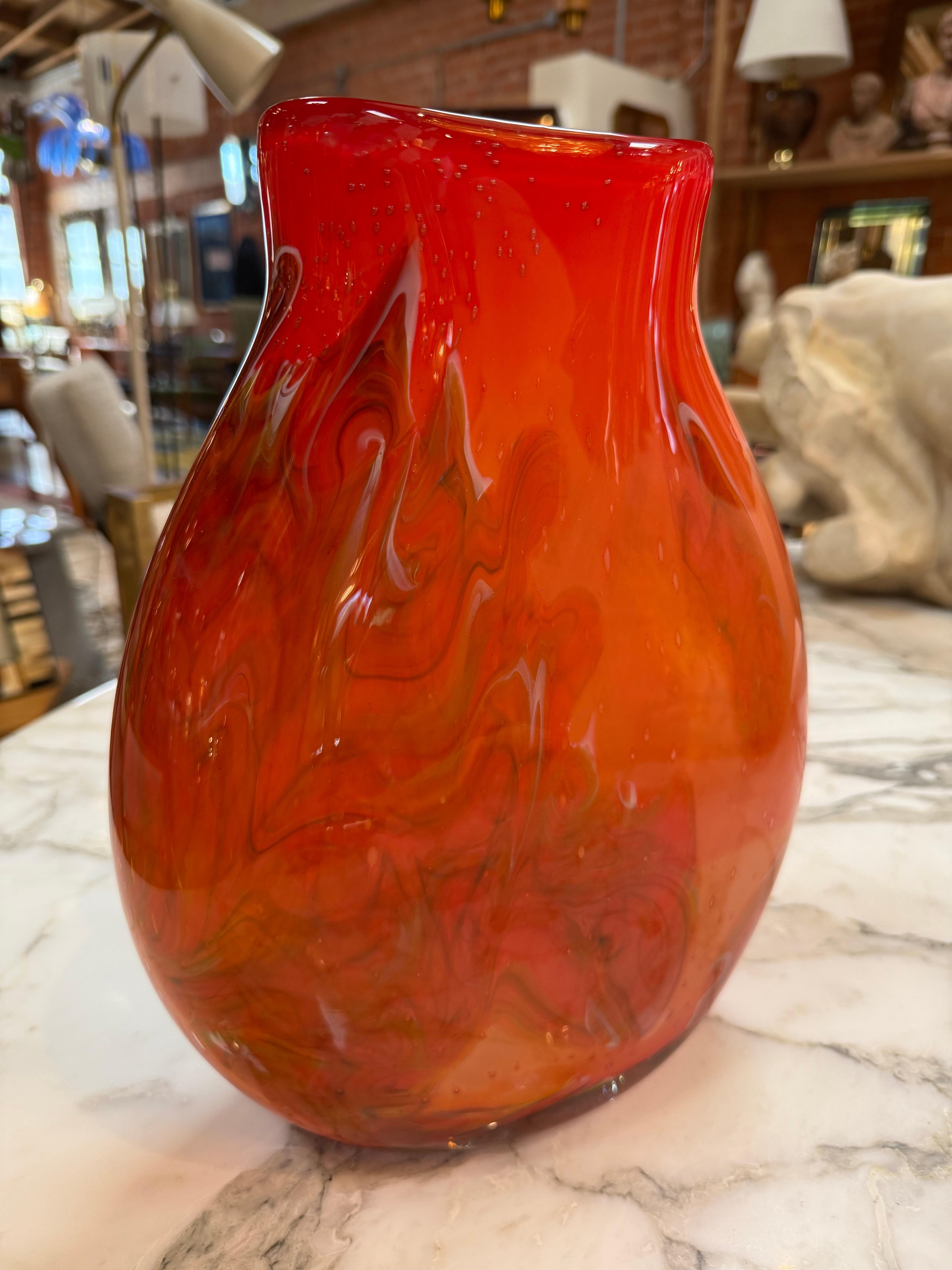 Milieu du XXe siècle Vase italien en verre d'art rouge de Murano soufflé à la bouche en vente