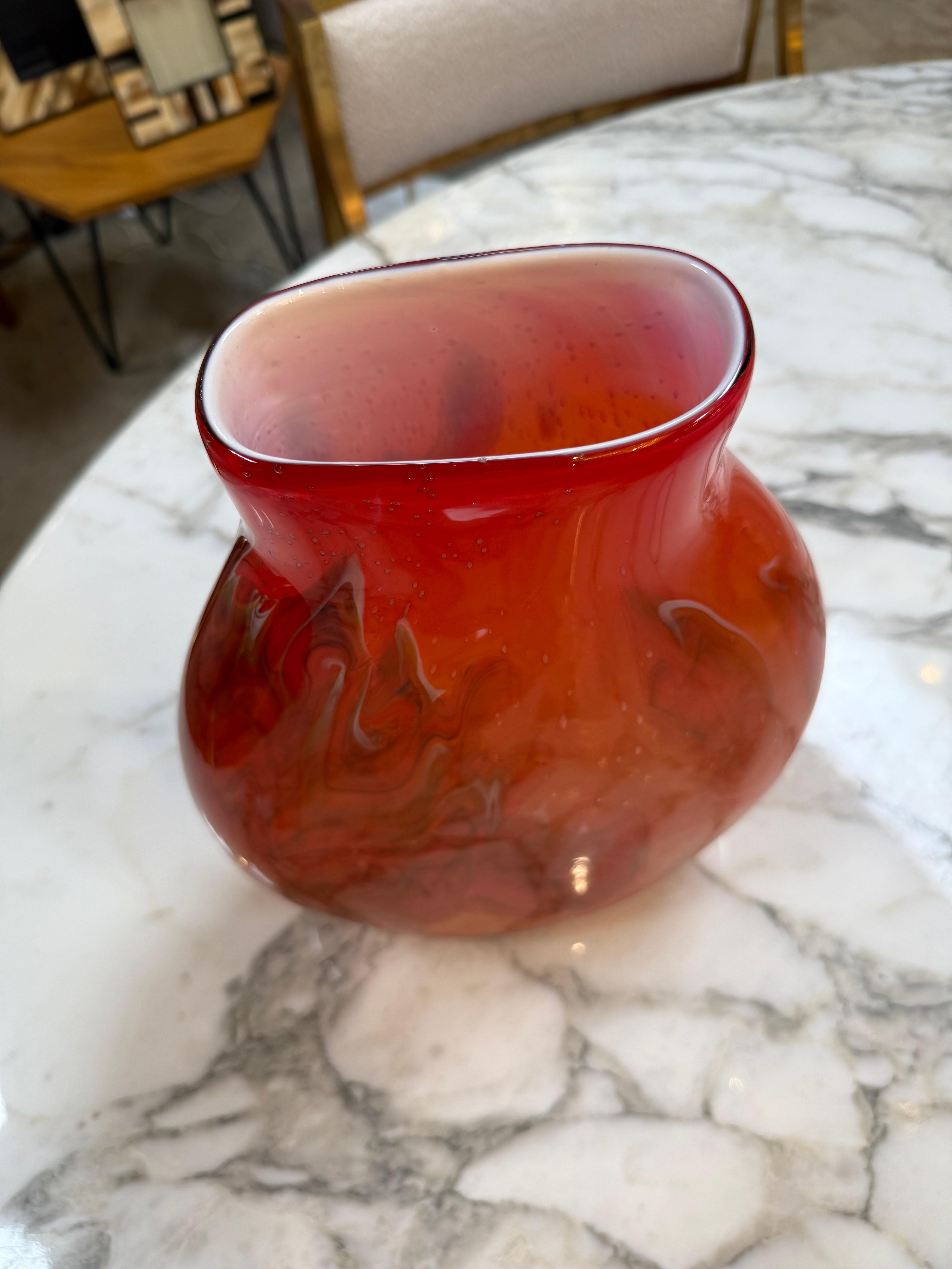 Verre d'art Vase italien en verre d'art rouge de Murano soufflé à la bouche en vente