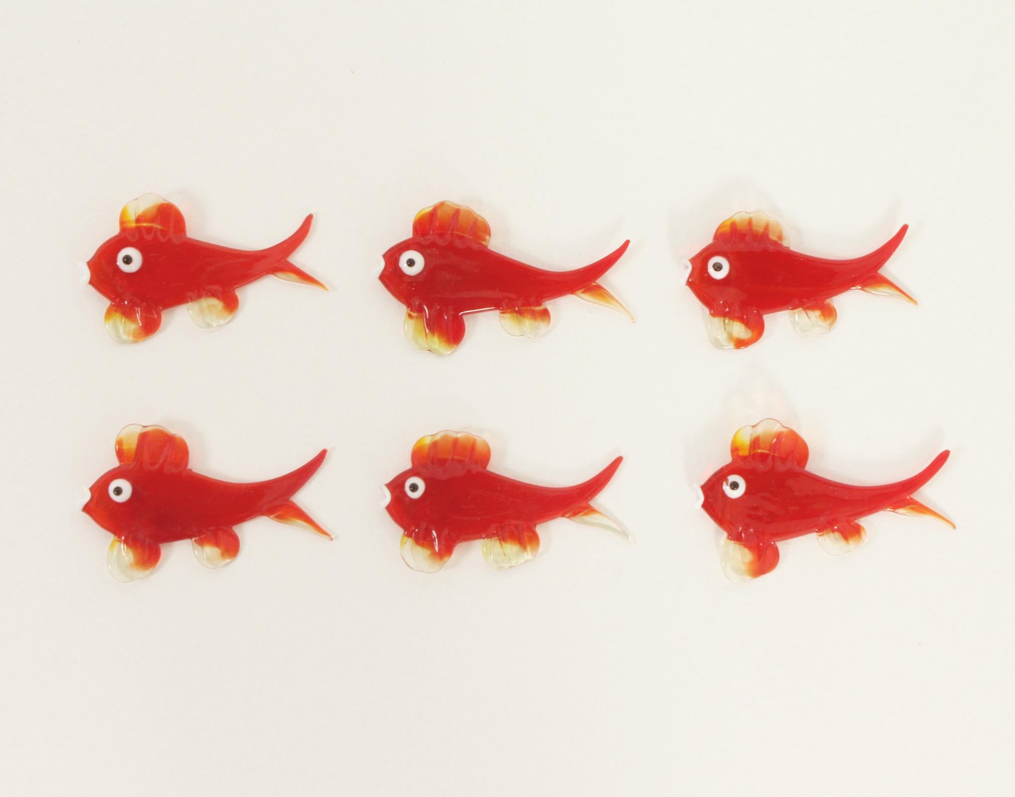 Handgeblasenes rotes Muranoglas-Fisch-Set, Italien, 1960er Jahre (Moderne der Mitte des Jahrhunderts) im Angebot
