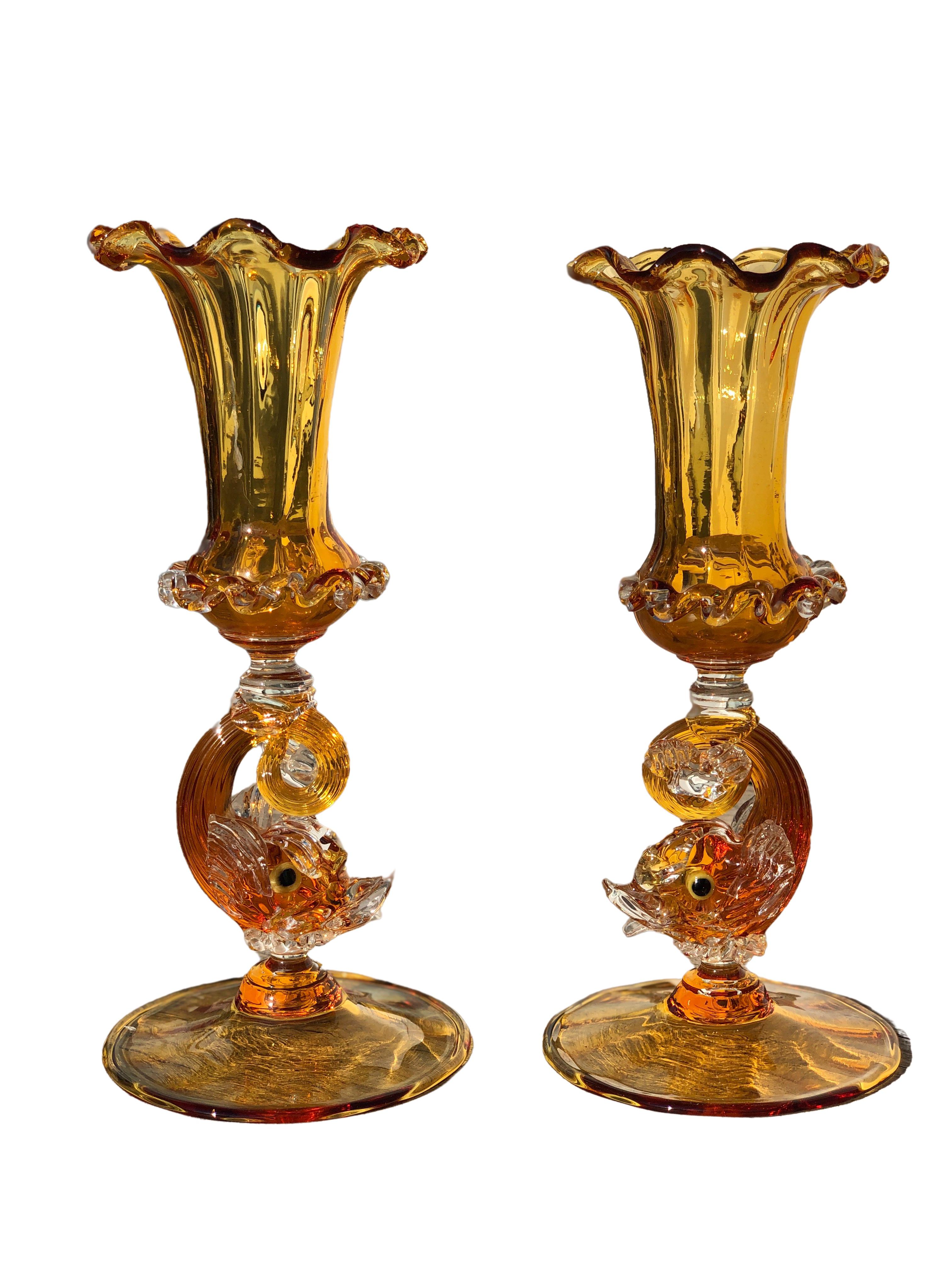 Handgeblasene venezianische figurale Salviati-Kerzenständer mit venezianischem Delphin, 2er-Set (20. Jahrhundert) im Angebot