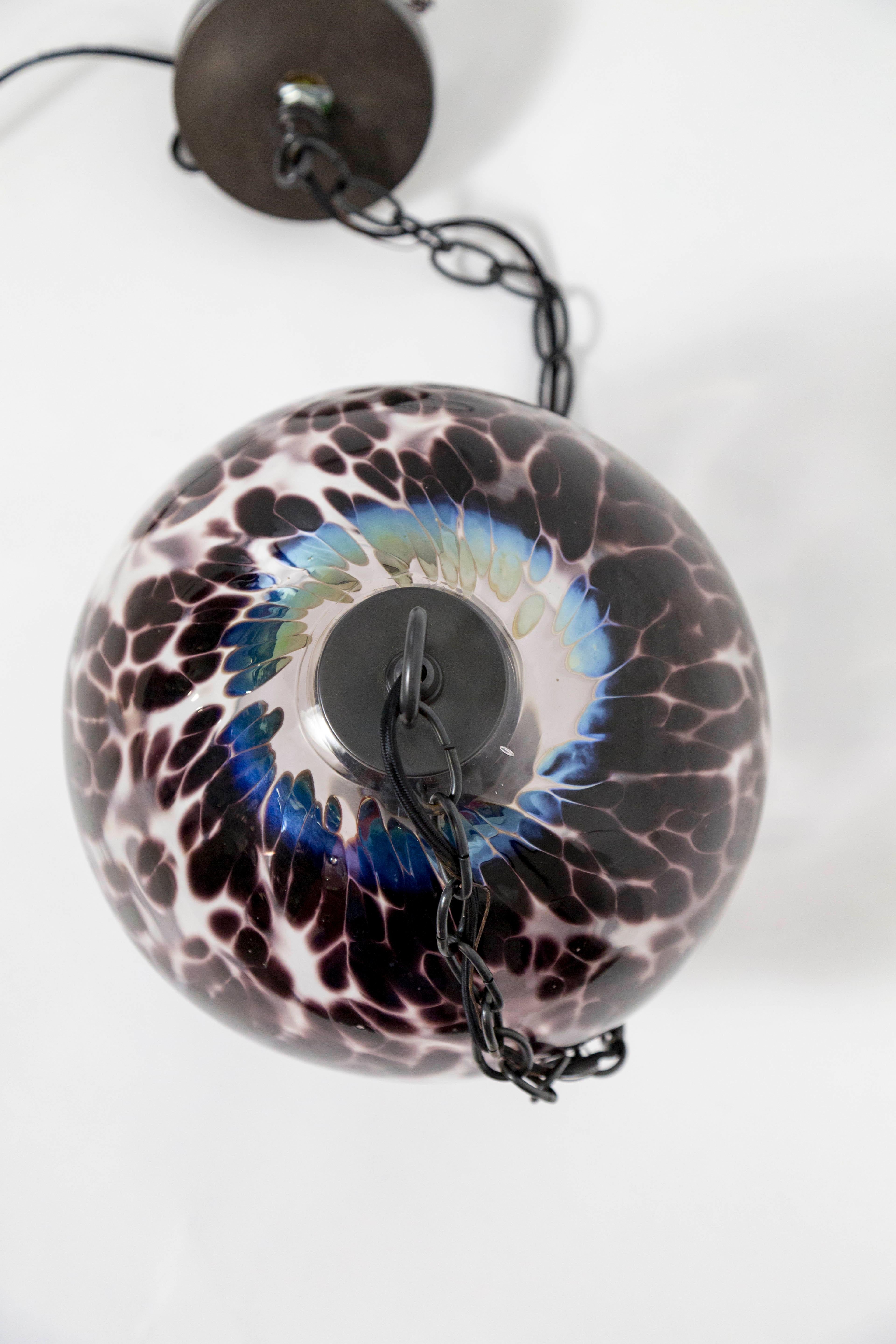 XXIe siècle et contemporain Lampe à suspension en verre violet tacheté soufflé à la main
