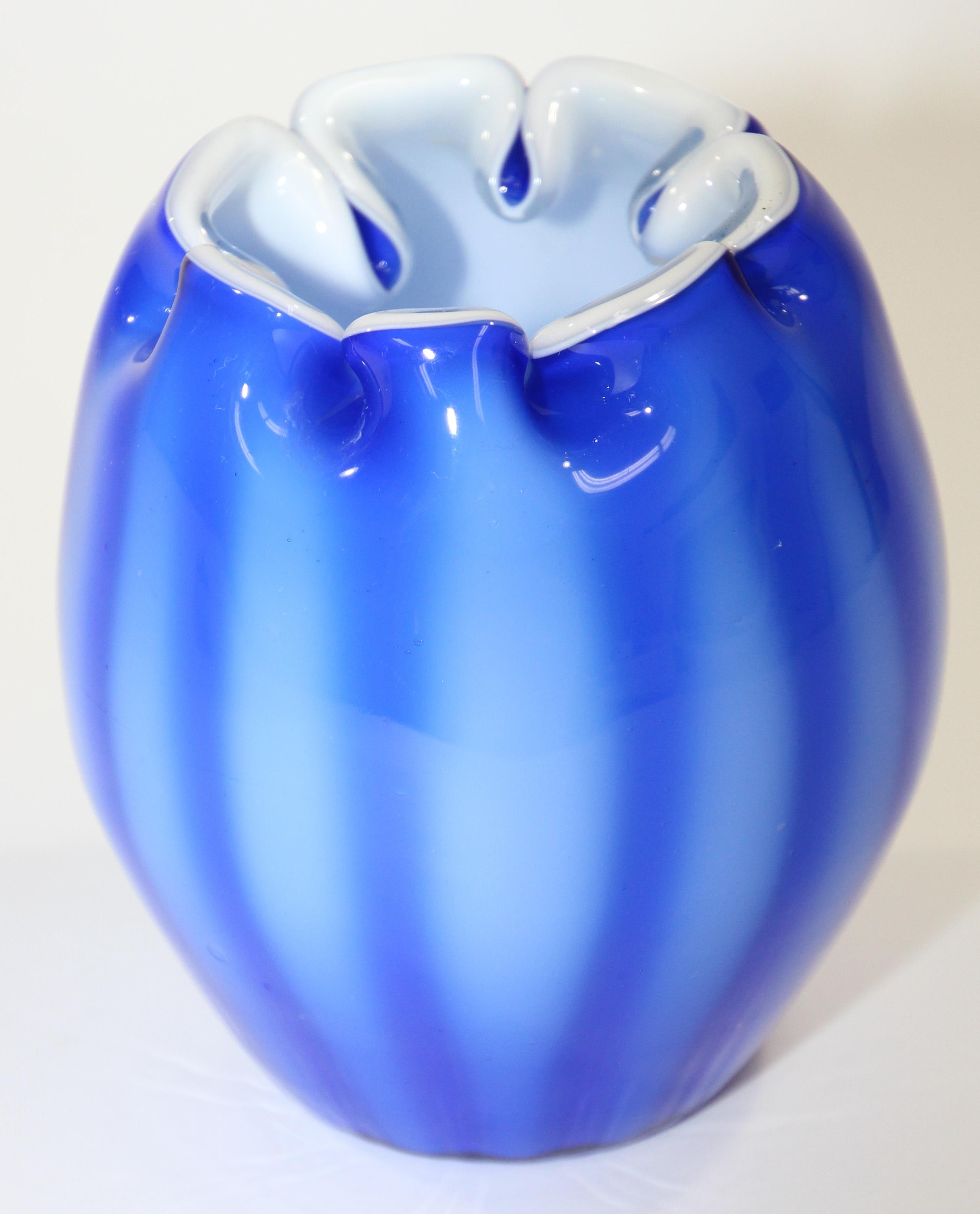 Hand blown Studio Art glass vase in cobalt blue with white feathered design.
Vintage Fenton Dave FETTY hand blown Studio Art Glass Collectible Vase.
Very nice vase vibrant cobalt blue and white pulled feather design.
Truly stunning collectible
