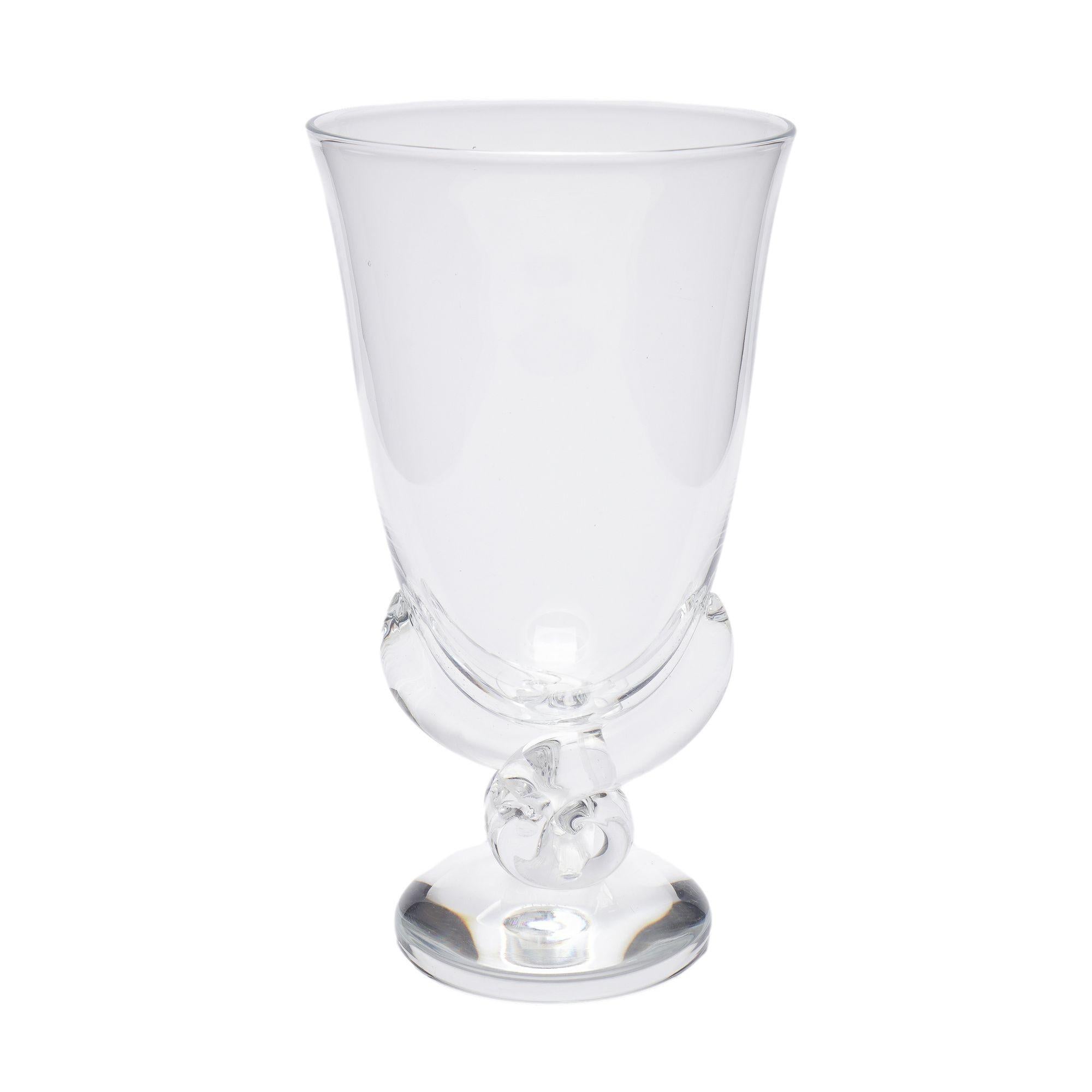 Vaso da fiori in vetro soffiato con piedistallo a vortice su base circolare. Disegnato da George Thompson per Steuben.
Americano, 1949.