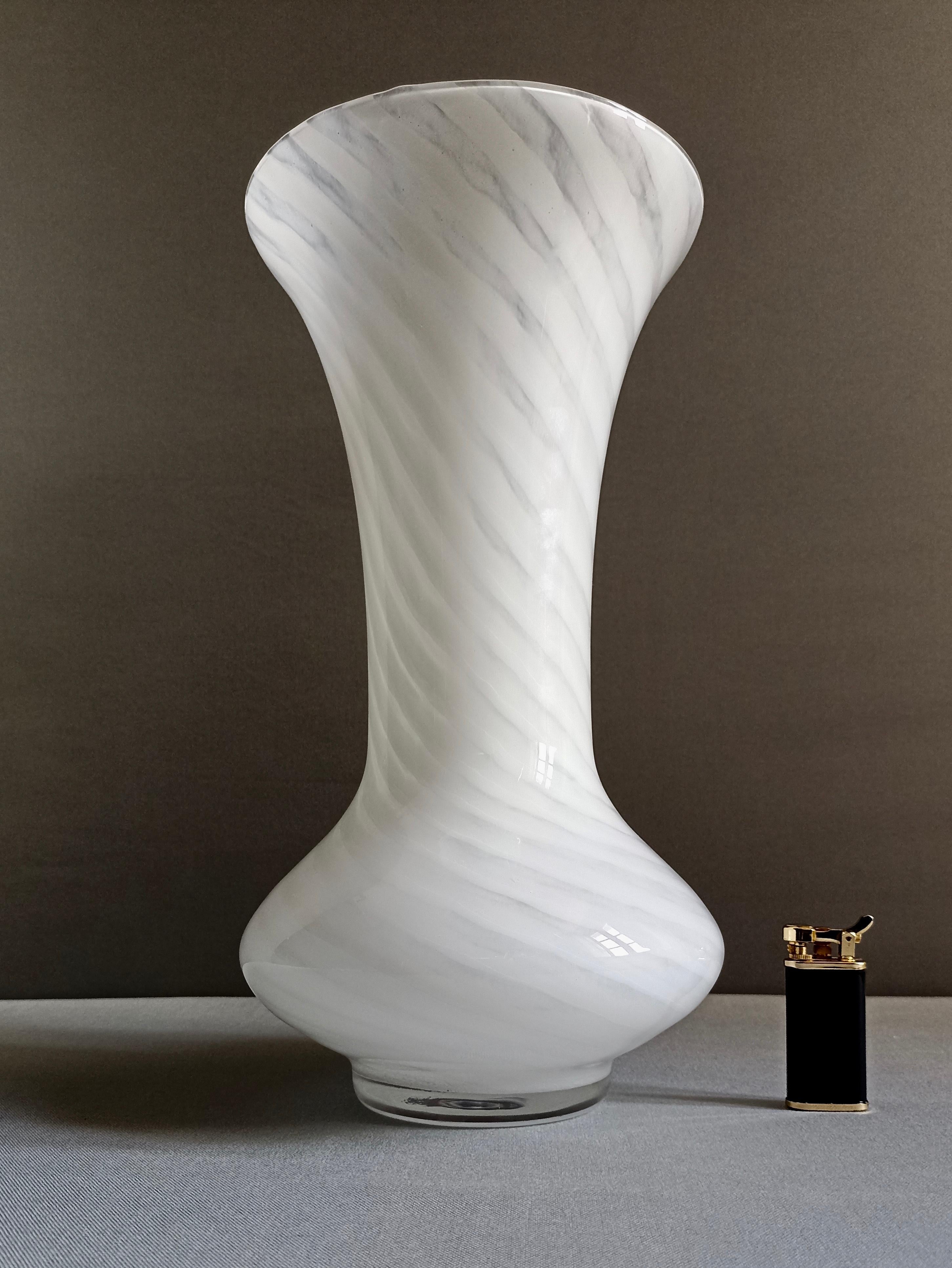 Hand-blown swirled glass vase. Italy, 1960-1969.  For Sale 2