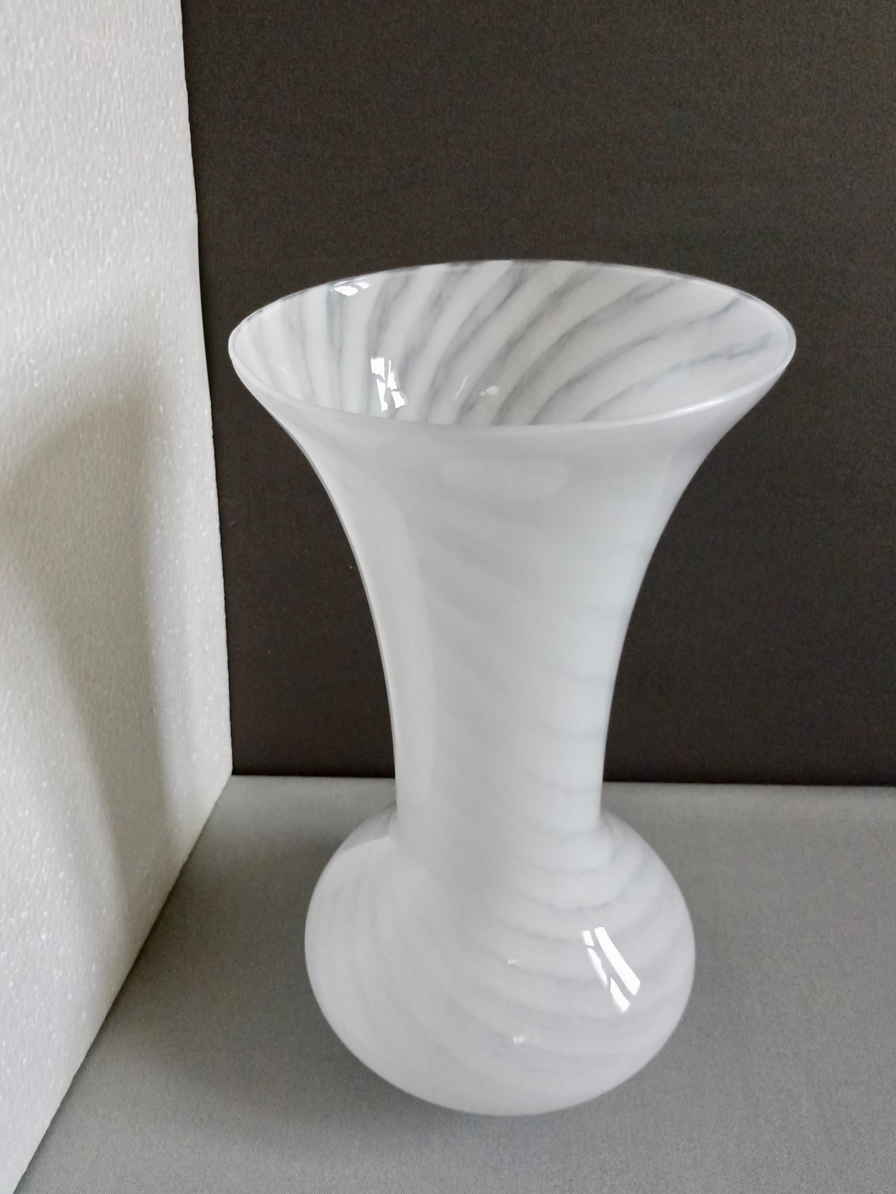 Mid-Century Modern Hand-blown swirled glass vase. Italy, 1960-1969.  For Sale