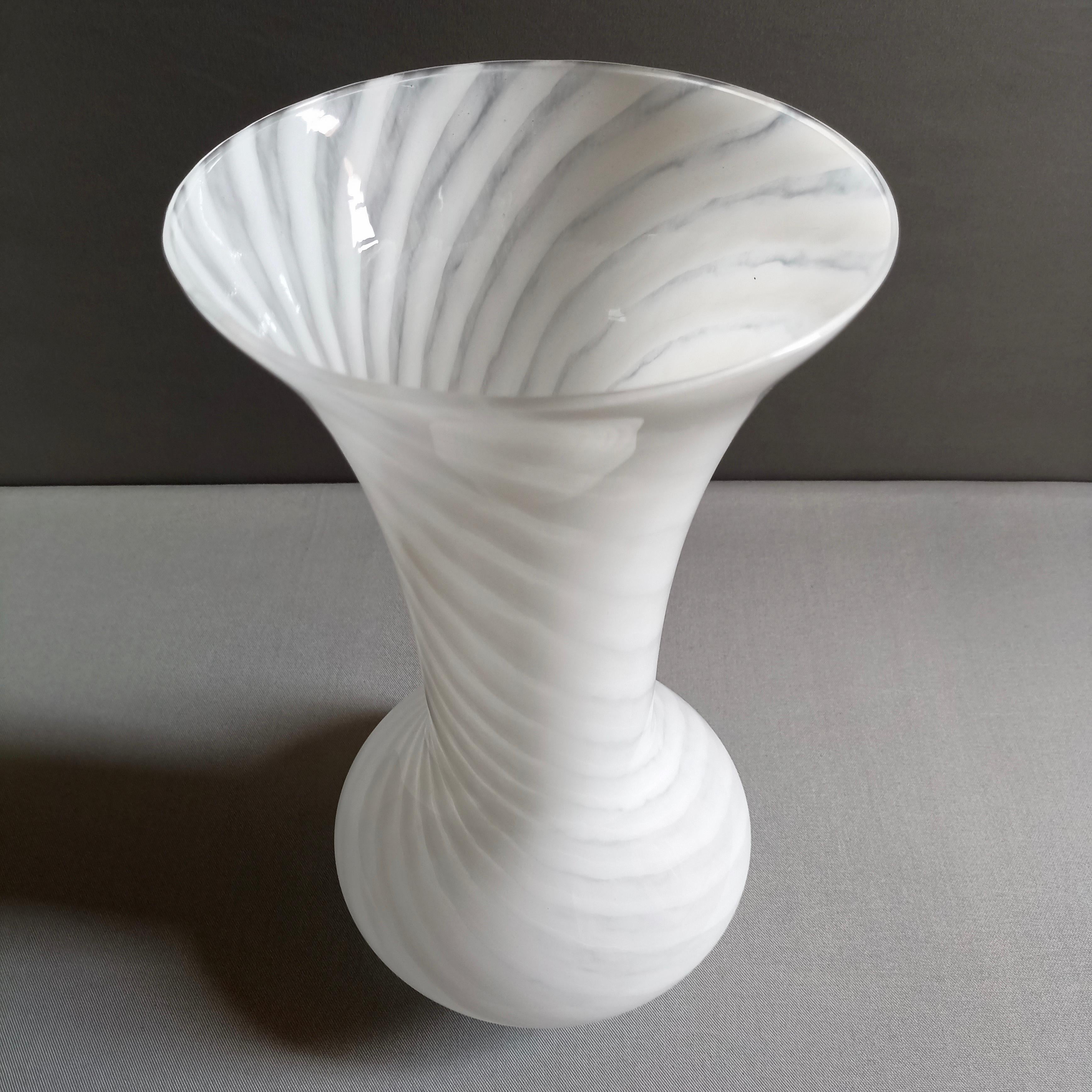 Hand-blown swirled glass vase. Italy, 1960-1969.  In Good Condition For Sale In Caprino Veronese, VR