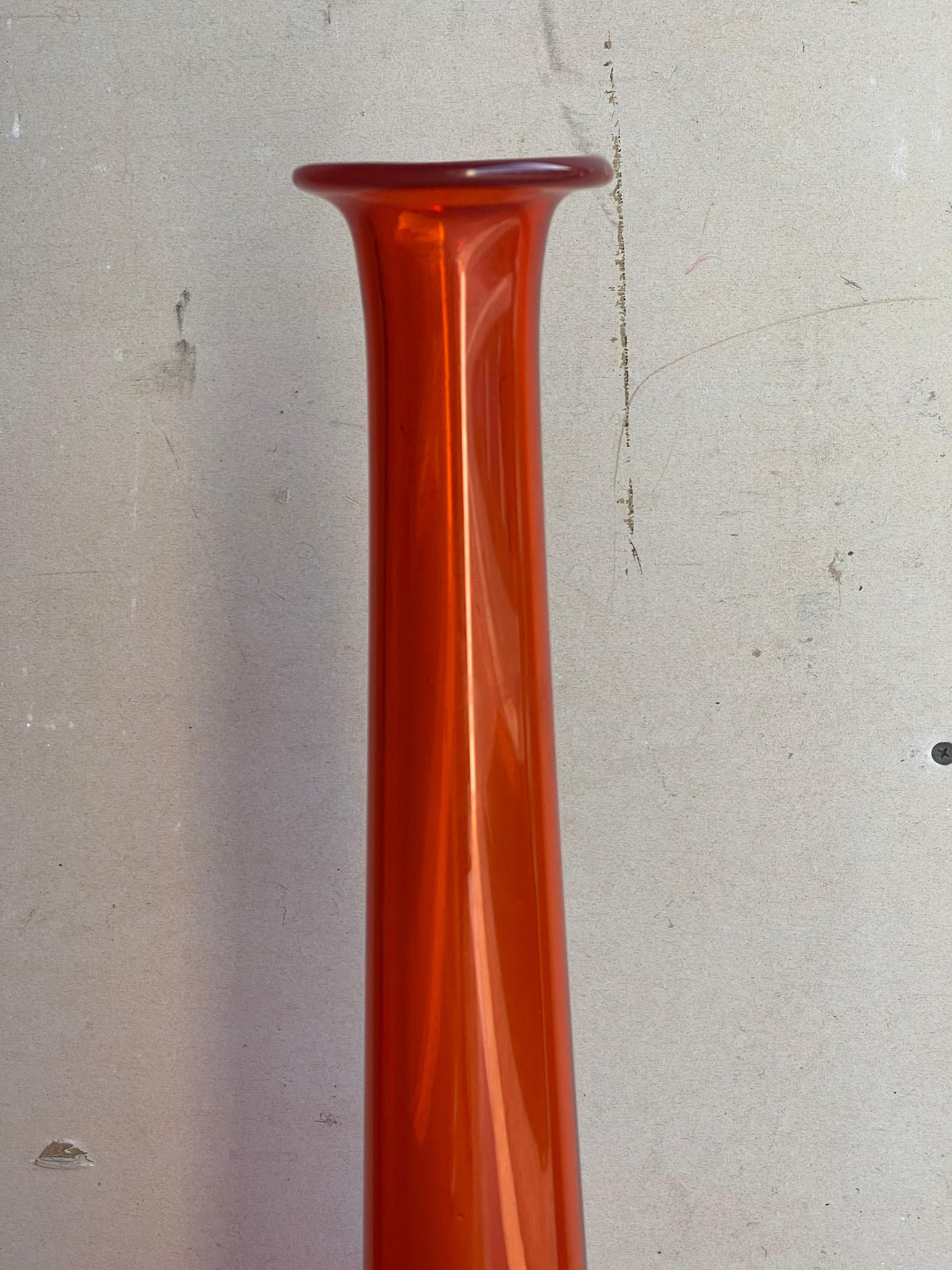 Hand Blown Tall Art Glass Vase in the Style of Don Shepherd for Blenko Glass In Good Condition In San Diego, CA