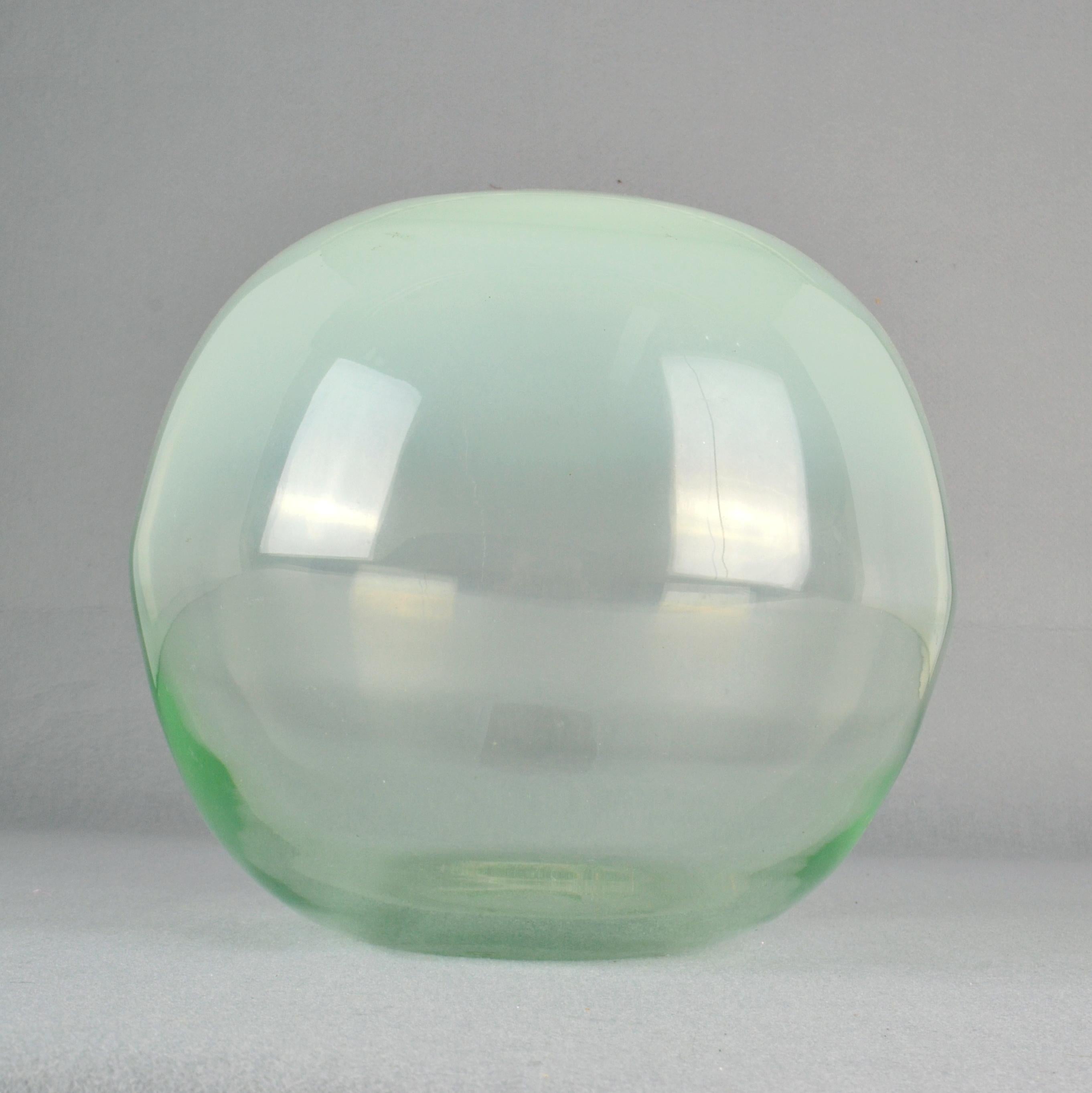 Mid-Century moderno Vaso soffiato a mano in opalina e verde di Copier, Leerdam 1960s in vendita